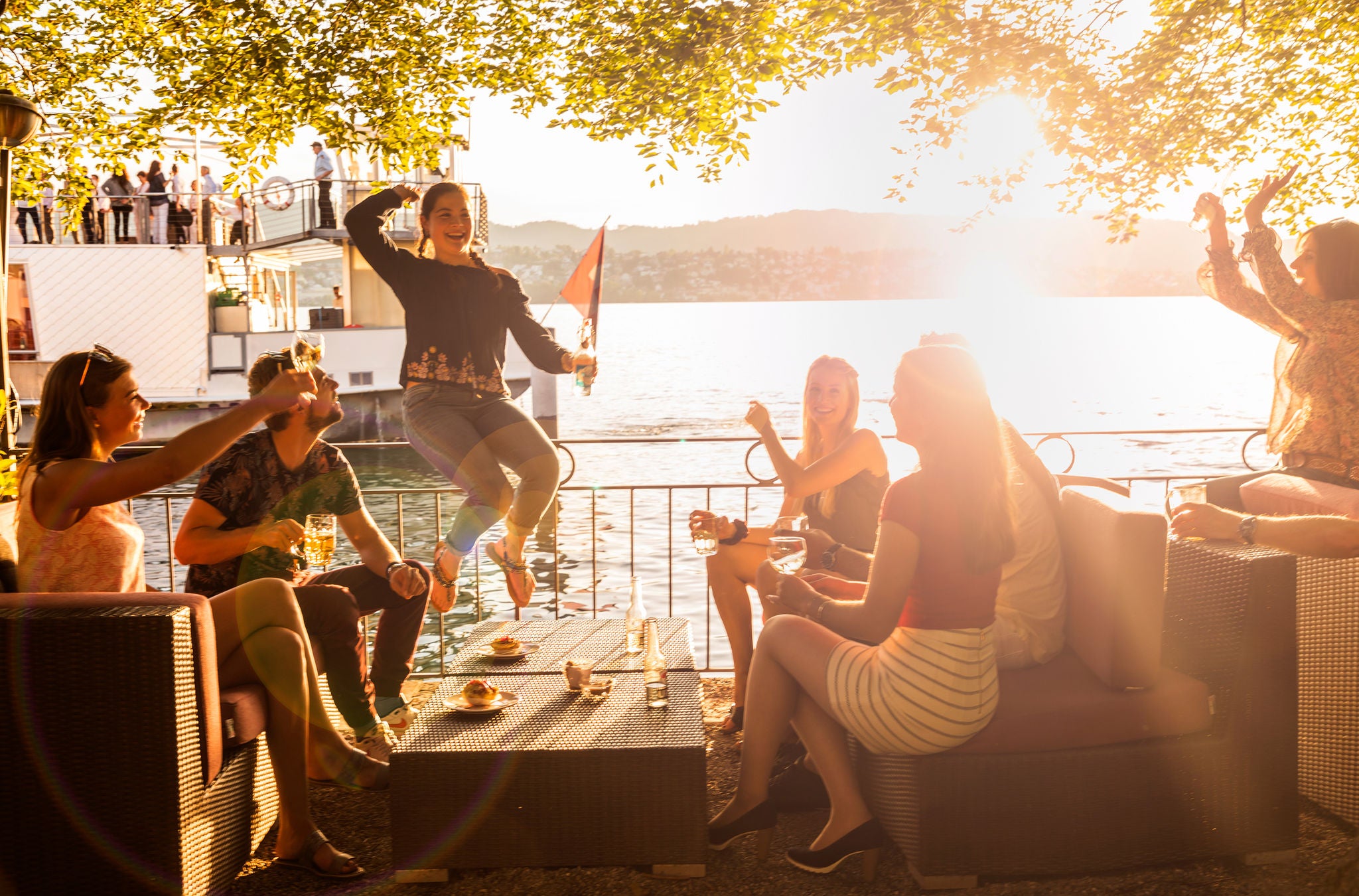 Gäste im Biergarten im Romantik Seehotel Sonne in Küsnacht