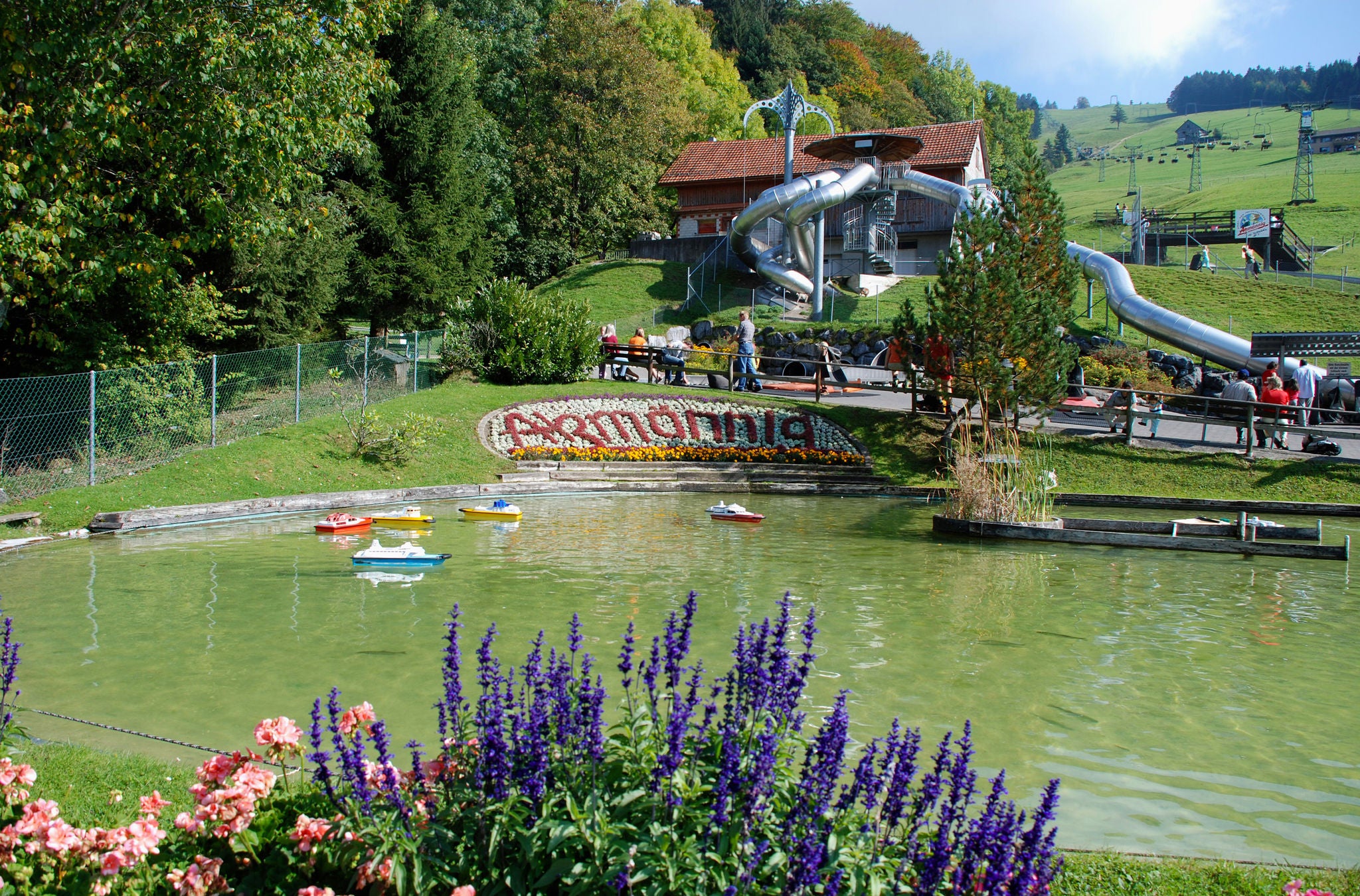 Rutschturm und Weiher im Atzmännig Goldingen im Sommer