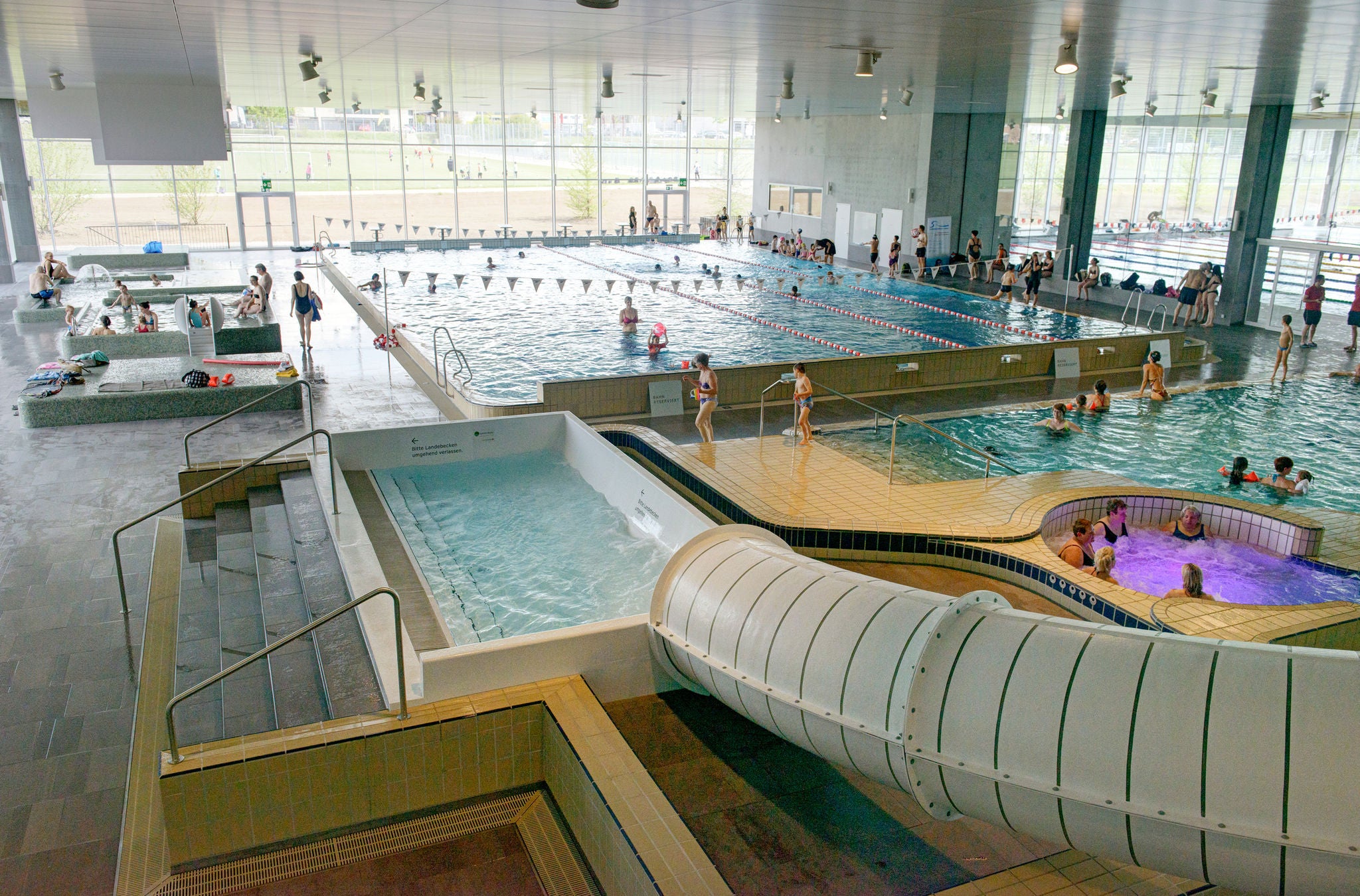 Verschiedene Becken im Hallenbad Uster