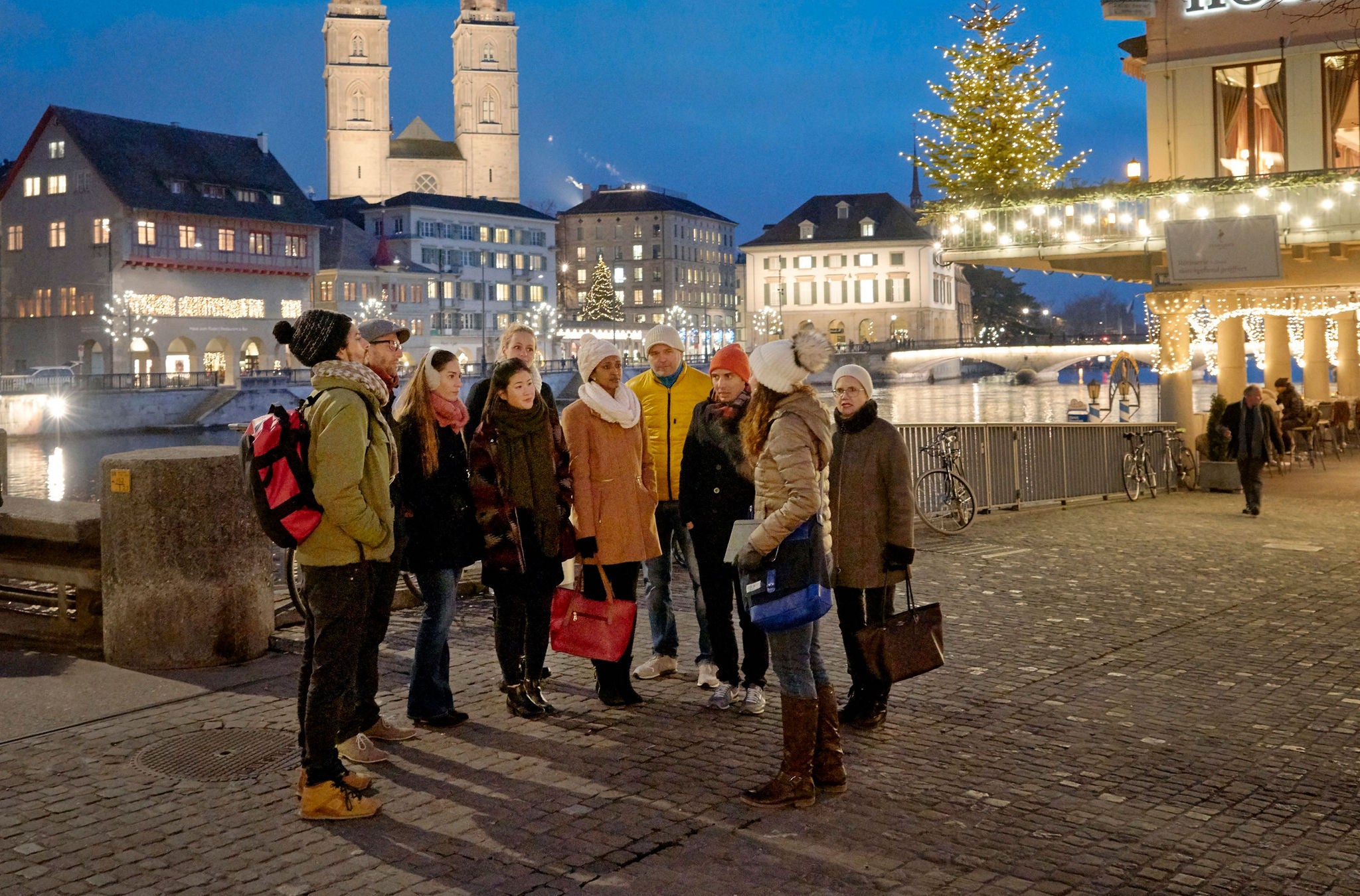 Gruppe bei einer Stadtführung durch Zürich am Abend