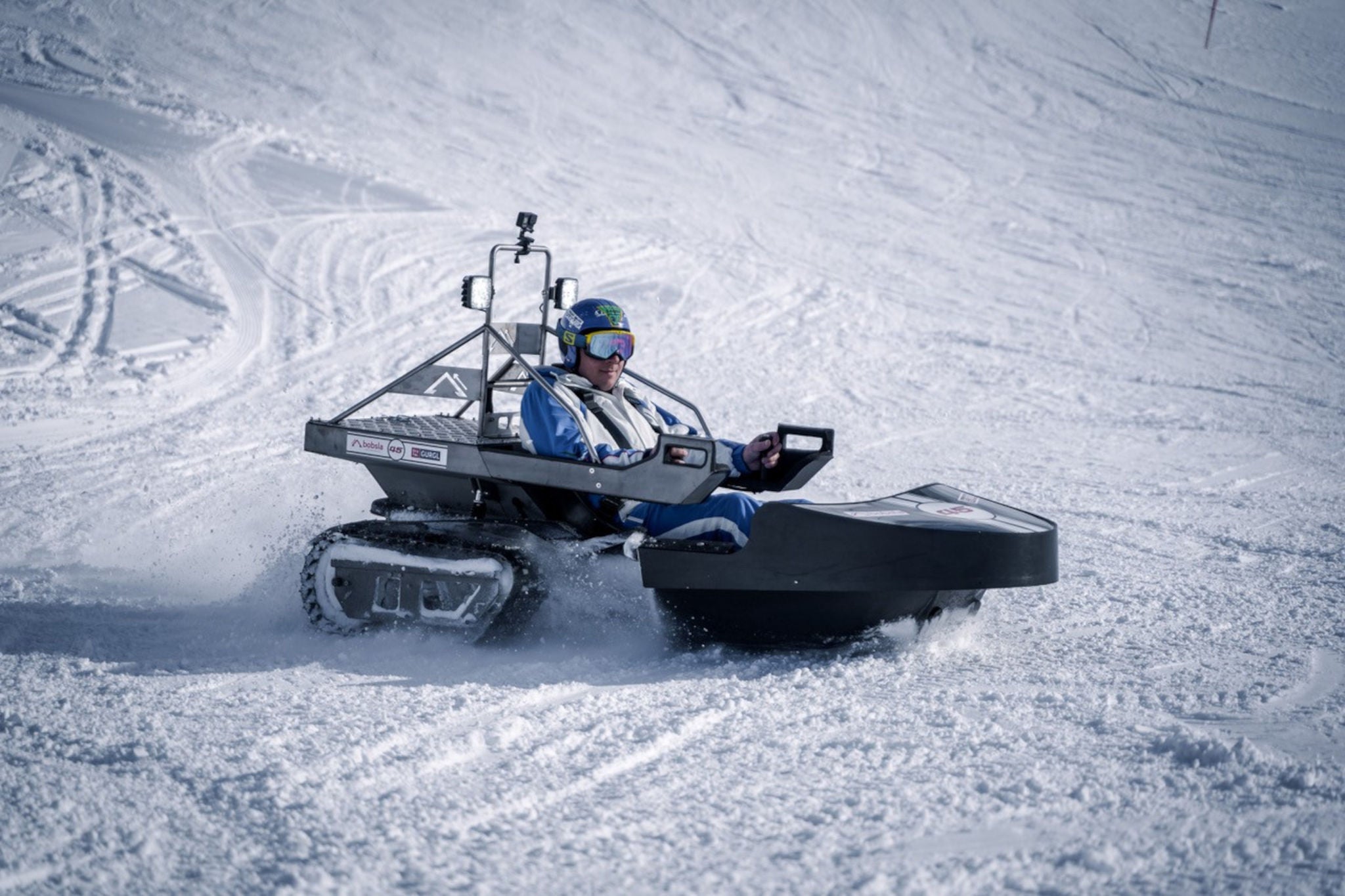 Jemand fährt in einem E-Bobsla die Piste am Kerenzerberg hinunter.