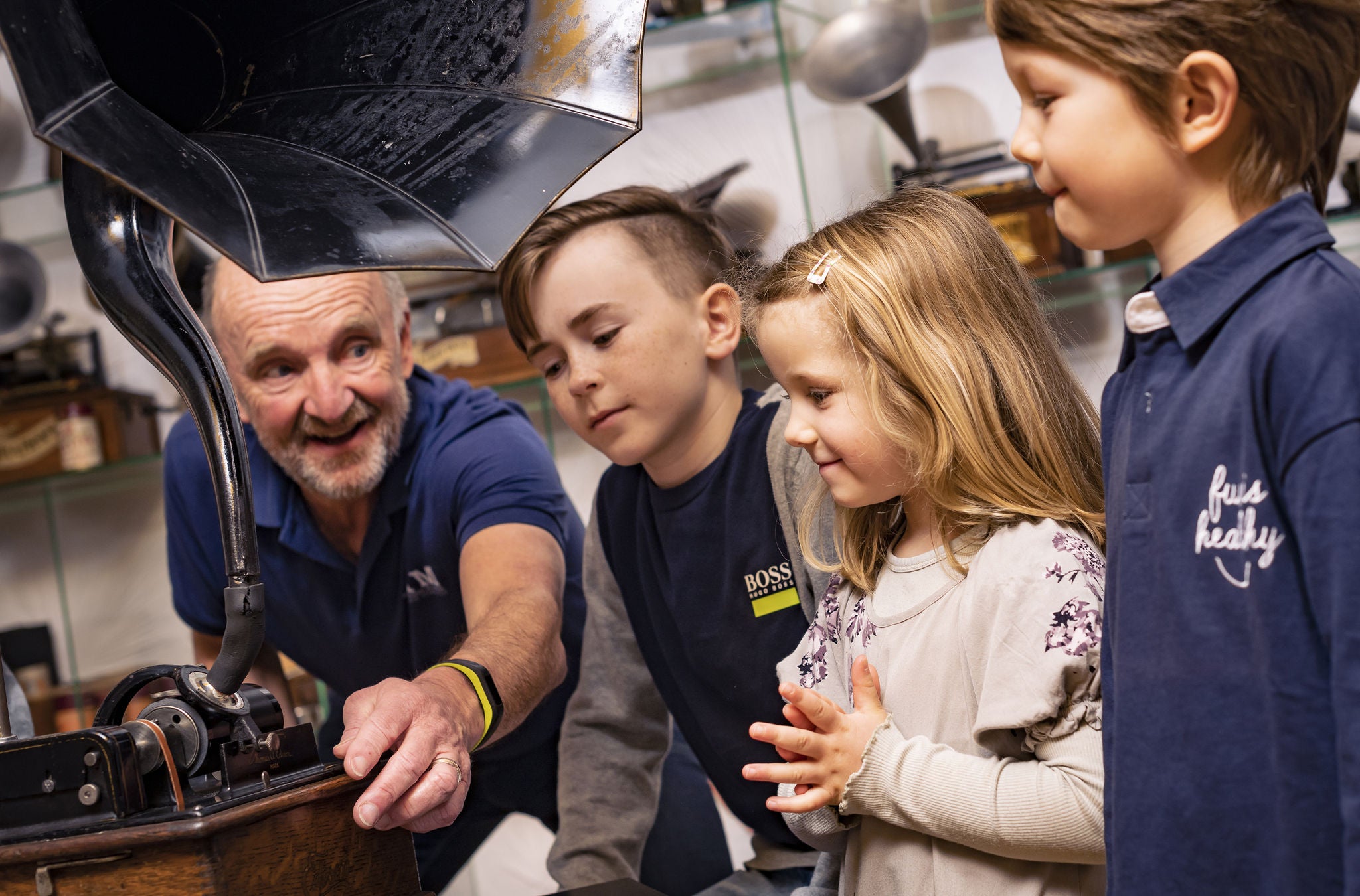 Kinder stehen vor einem historischen Schallplattenspieler im Klangmaschinen-Museum in Dürnten