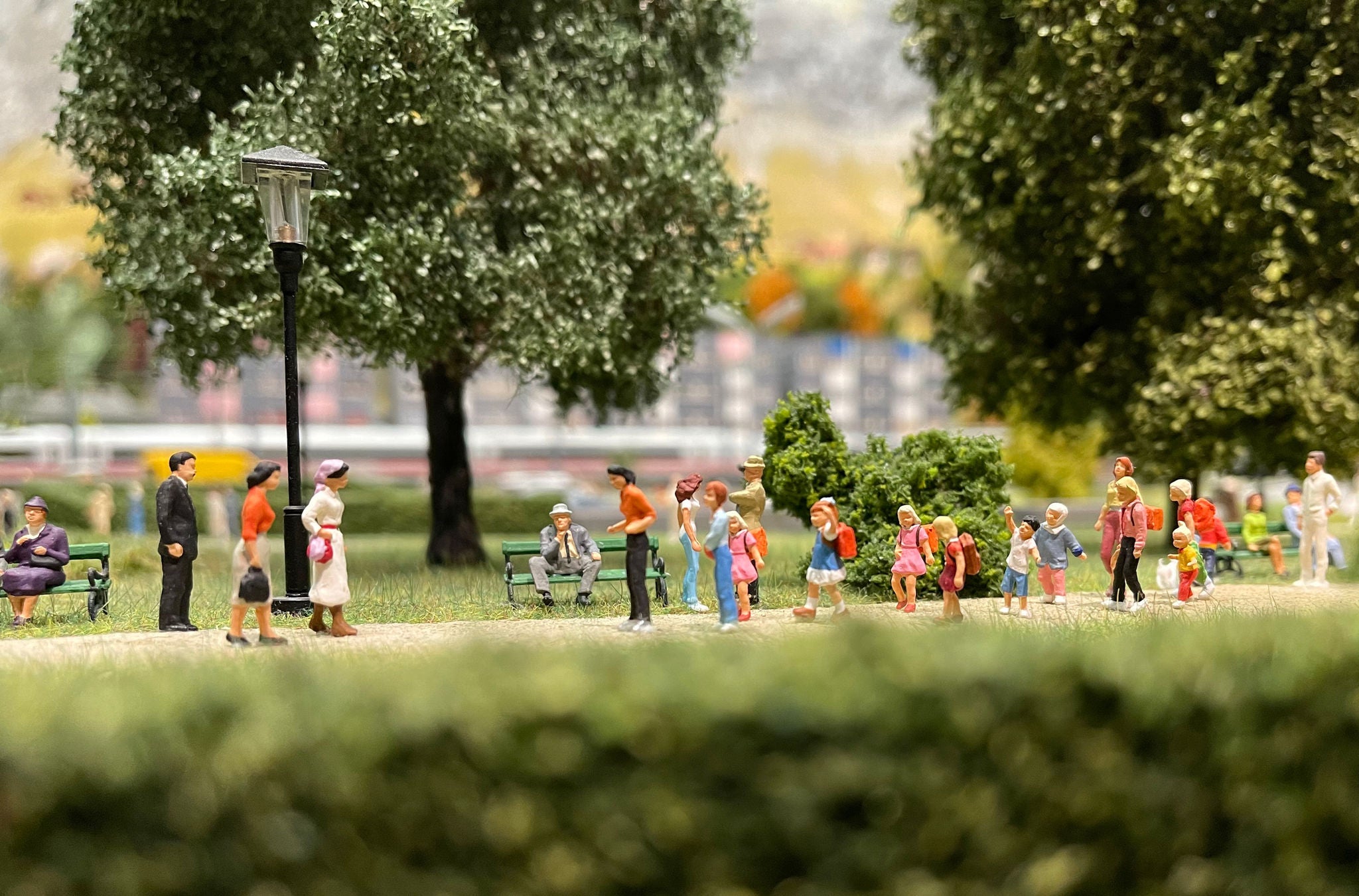 Miniature Figuren in einem Park