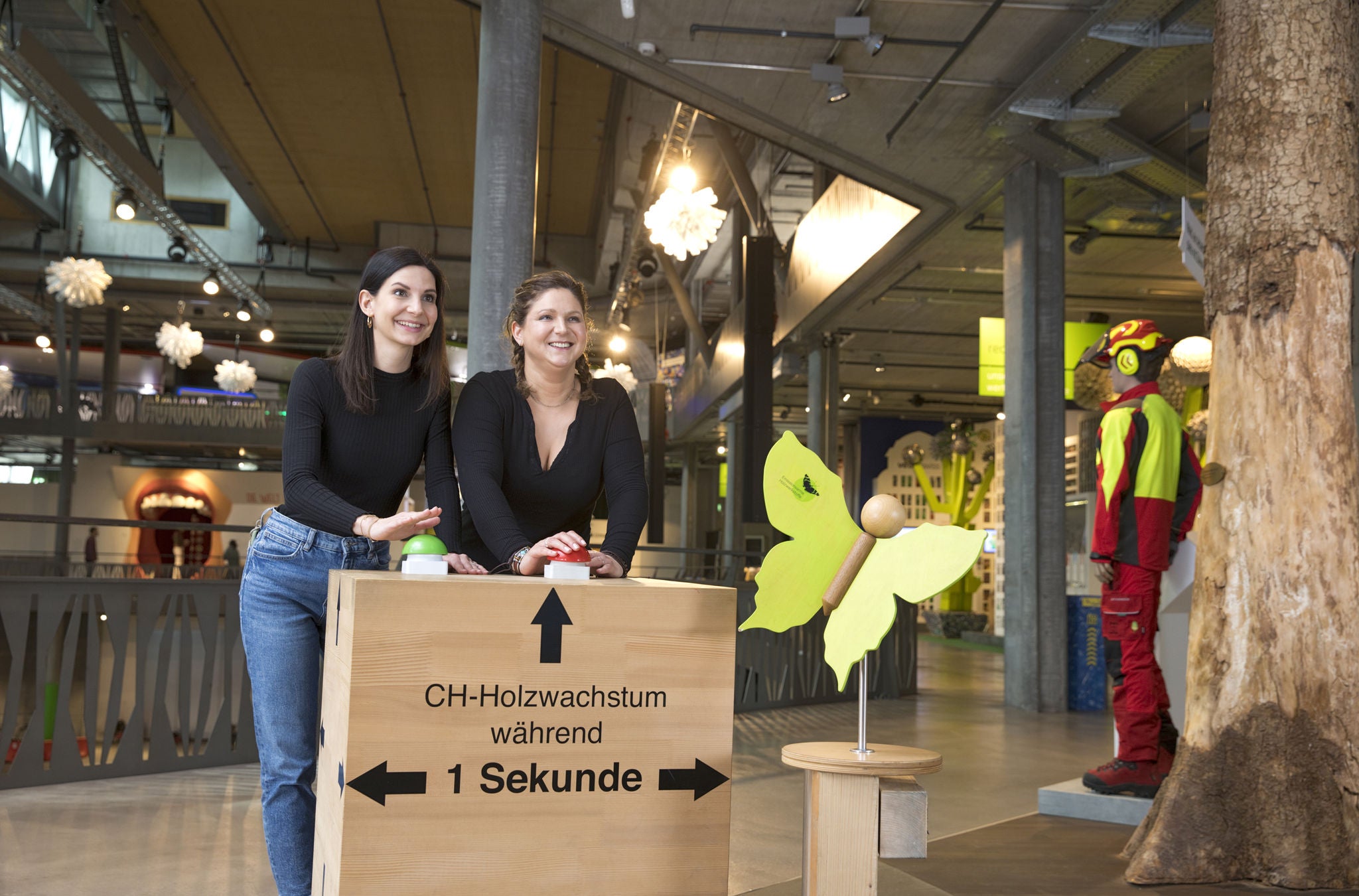 Zwei Personen in der Family Days Ausstellung in der Umweltarena Spreitenbach.