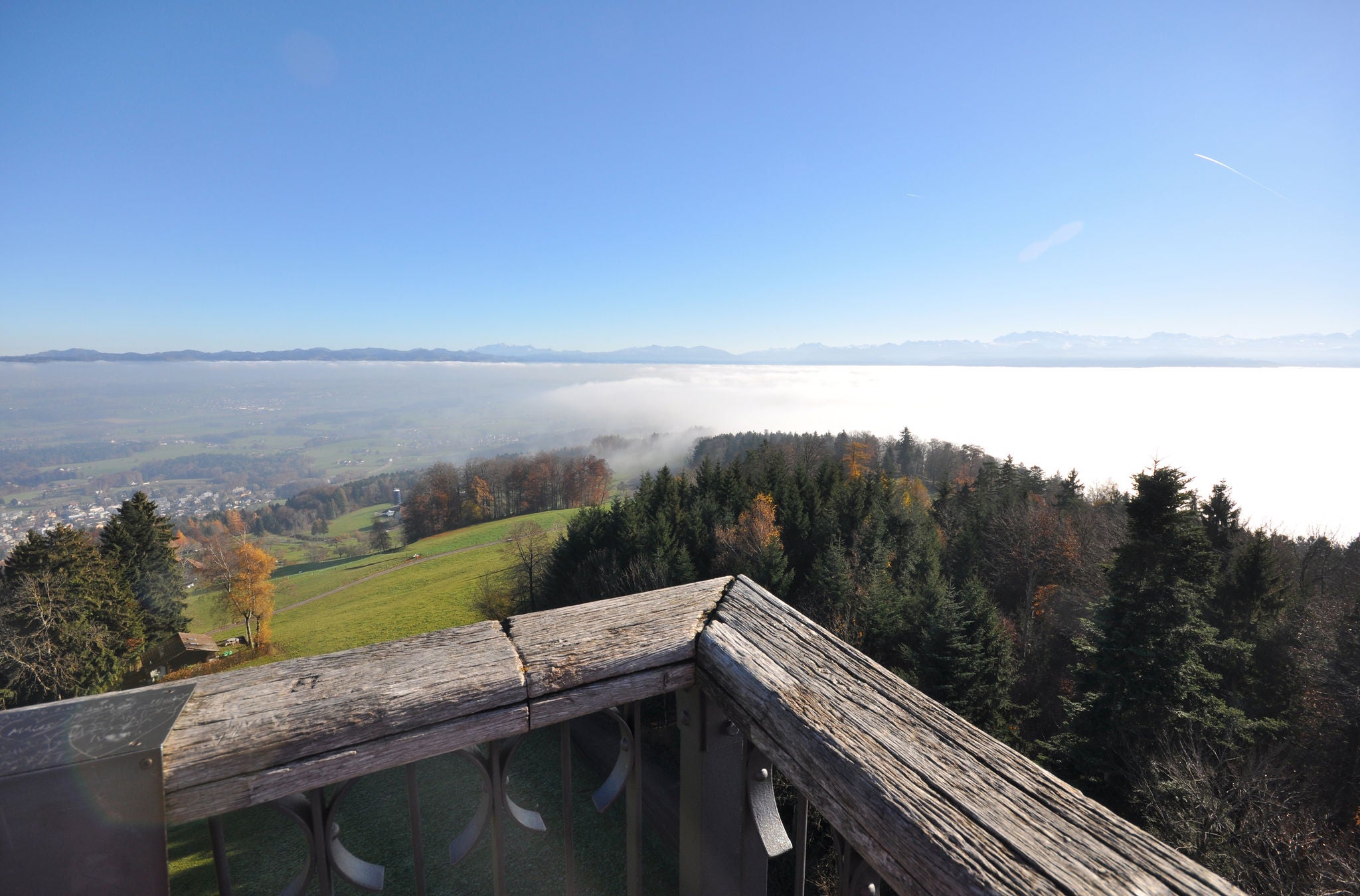 Aussicht von einer Plattform. Weit entfernt eine Bergkette.