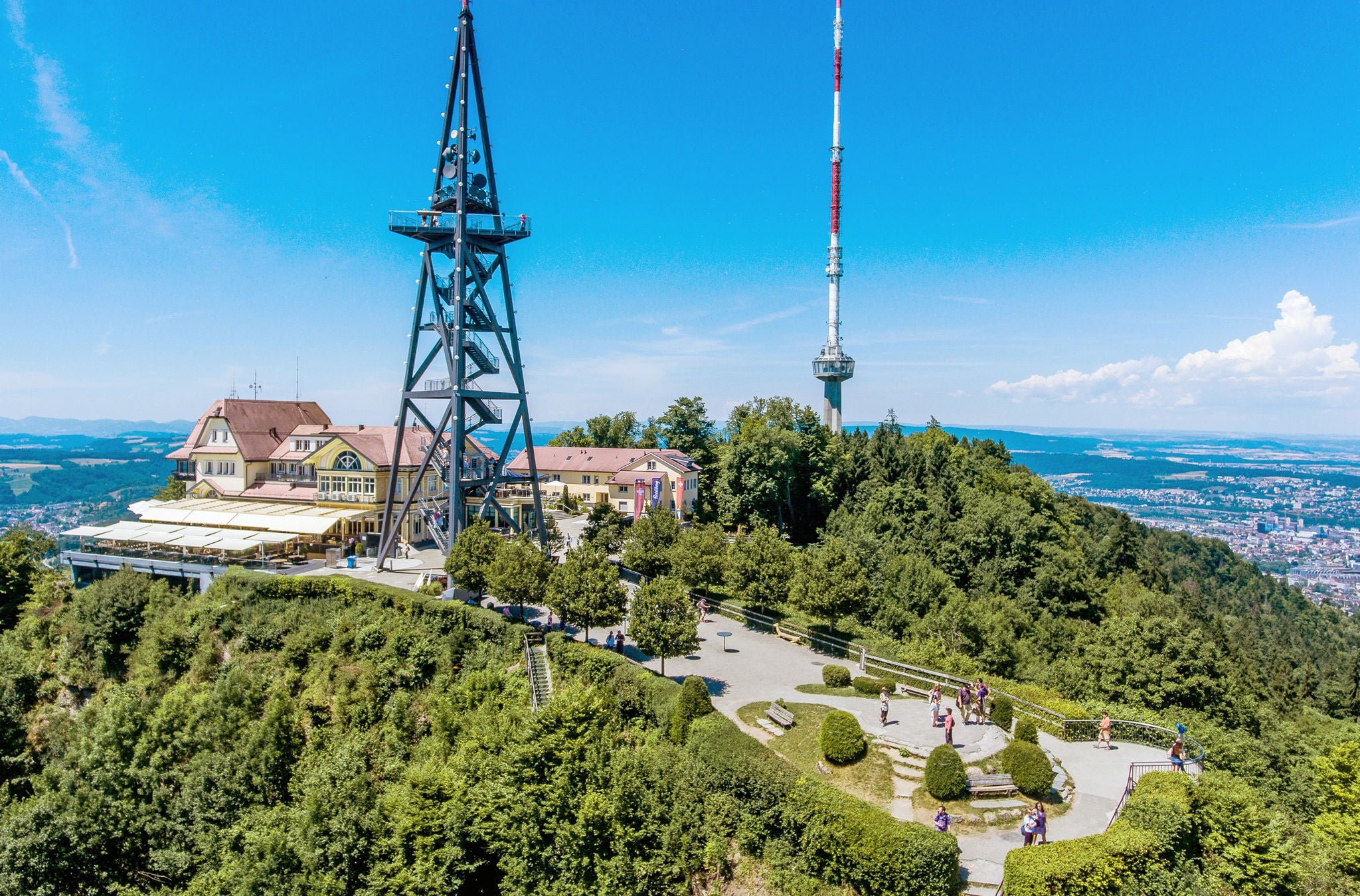 Blick auf das Hotel Uto Kulm und den Aussichtsturm auf dem Uetliberg