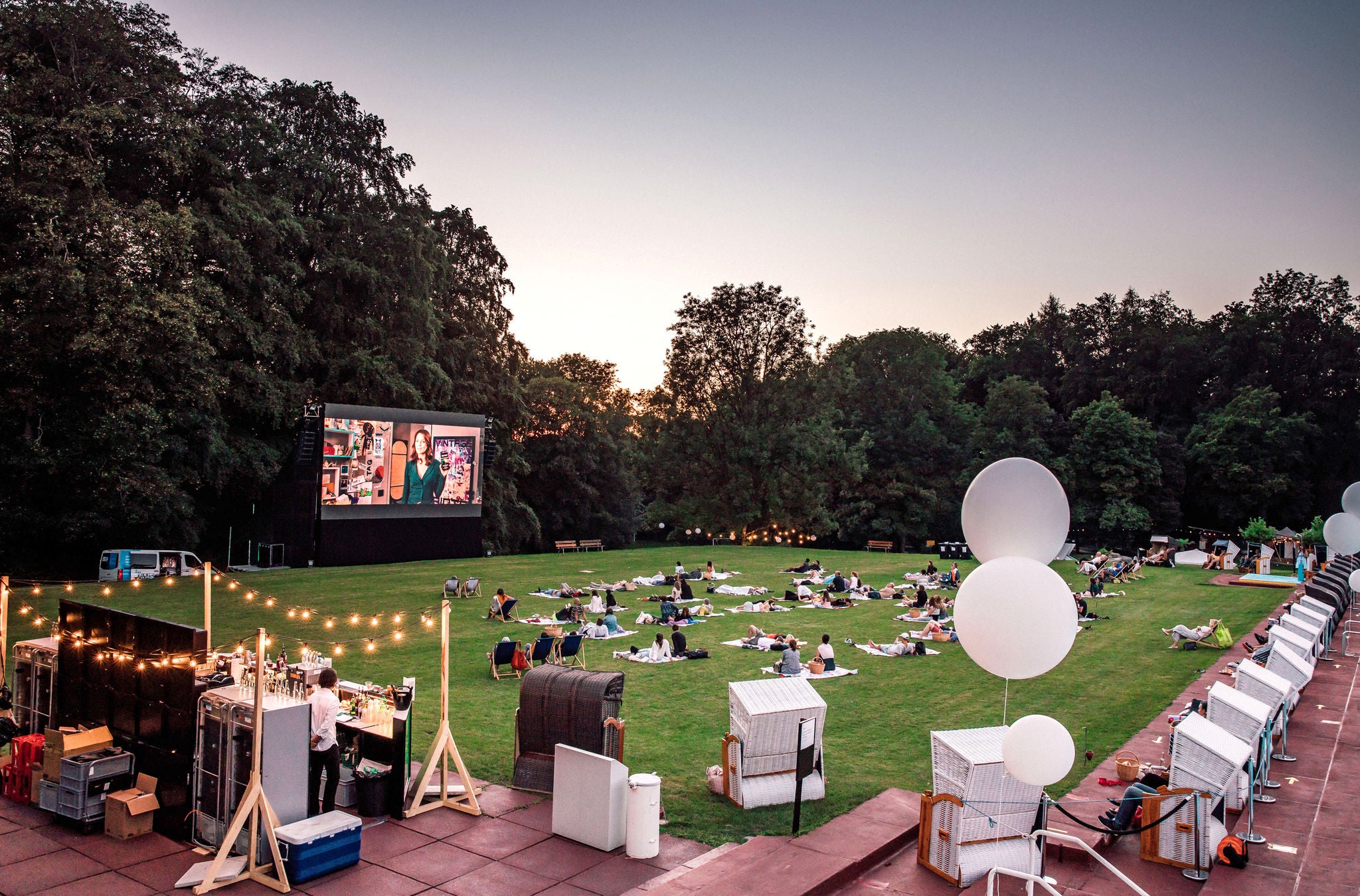 Blick auf das Openair-Kino im Dolder Bad