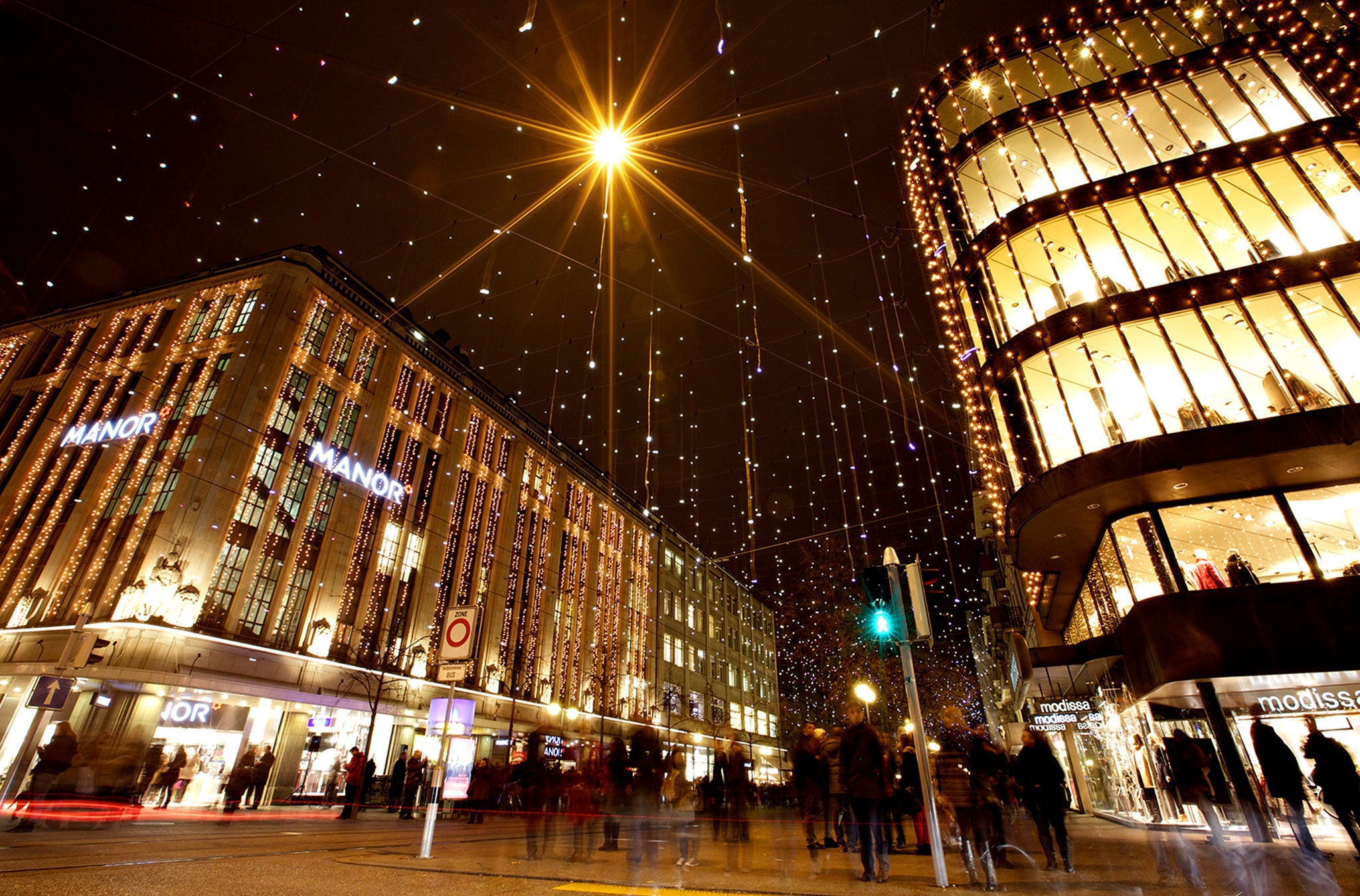 "Lucy" and der Zürcher Bahnhofstrasse