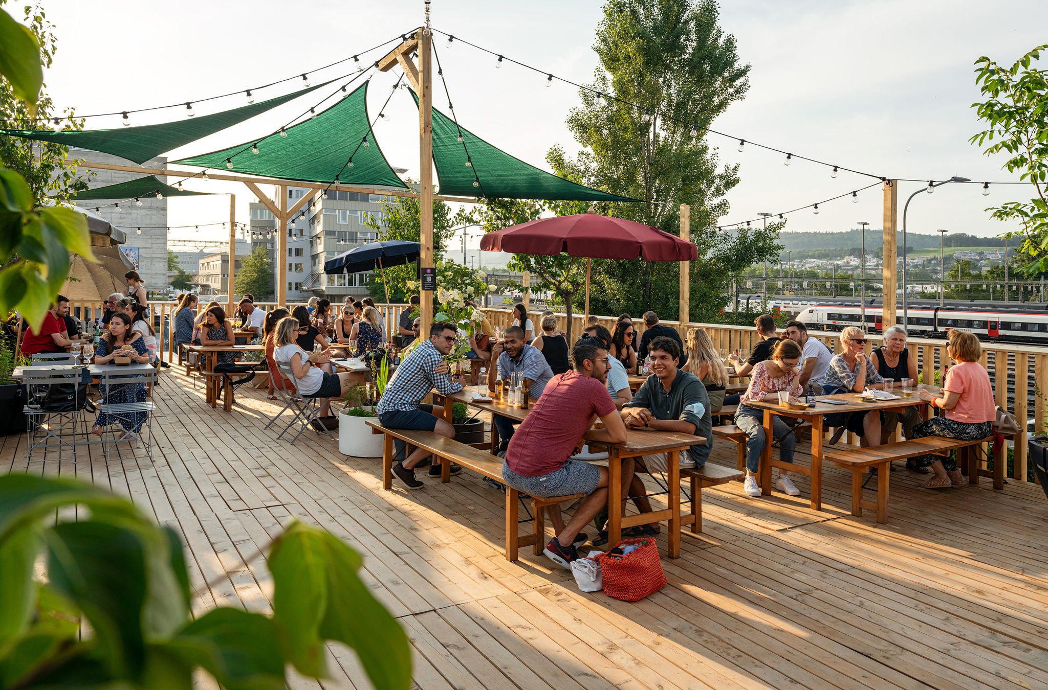 Personen auf der Terrasse im Micas Garten