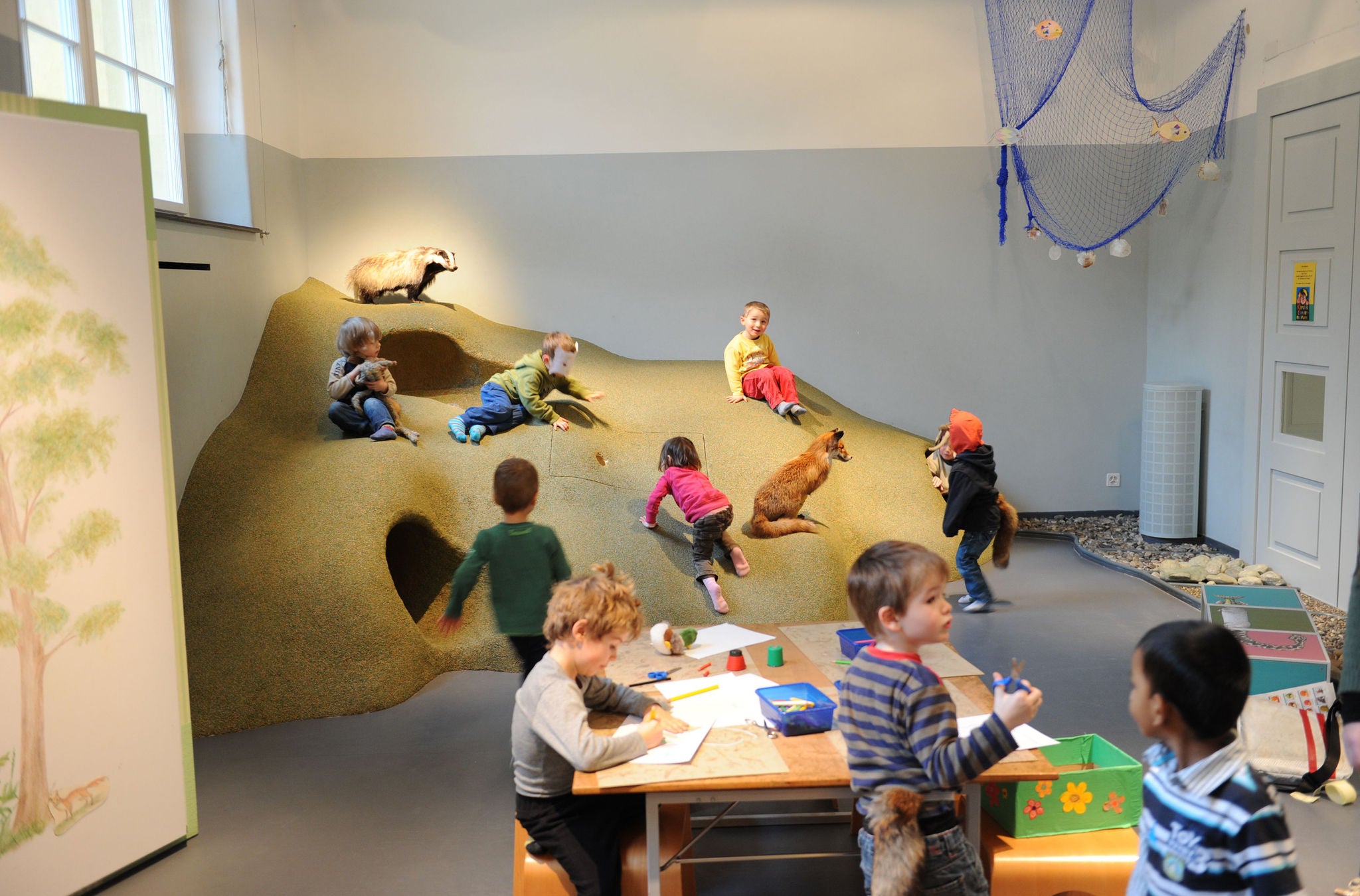 Viele Kinder spielen im Kindermuseum Kerala