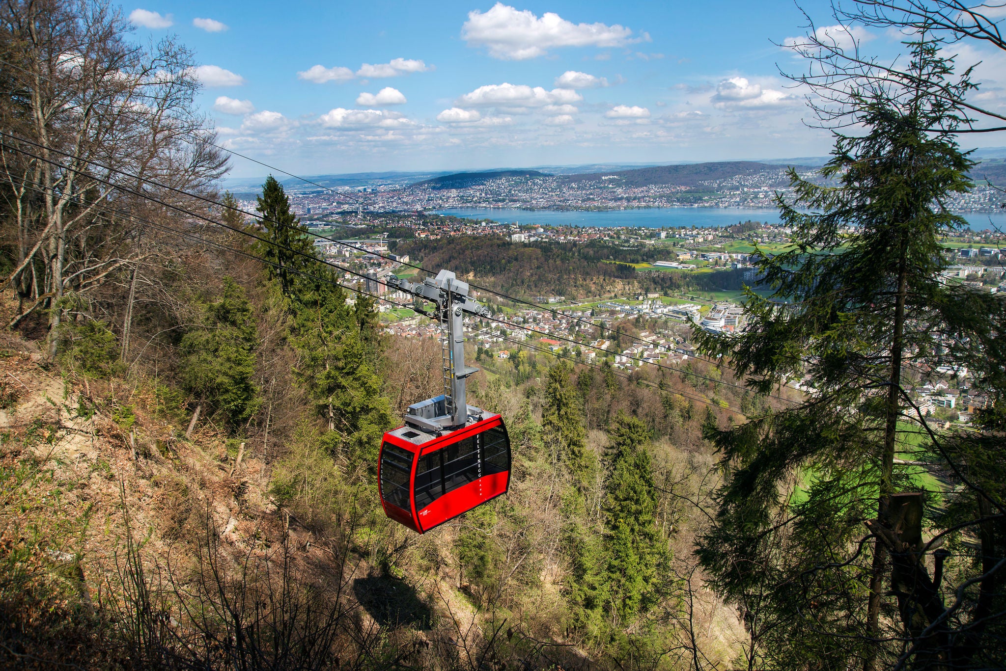 Die Luftseilbahn schwebt Richtung Felsenegg