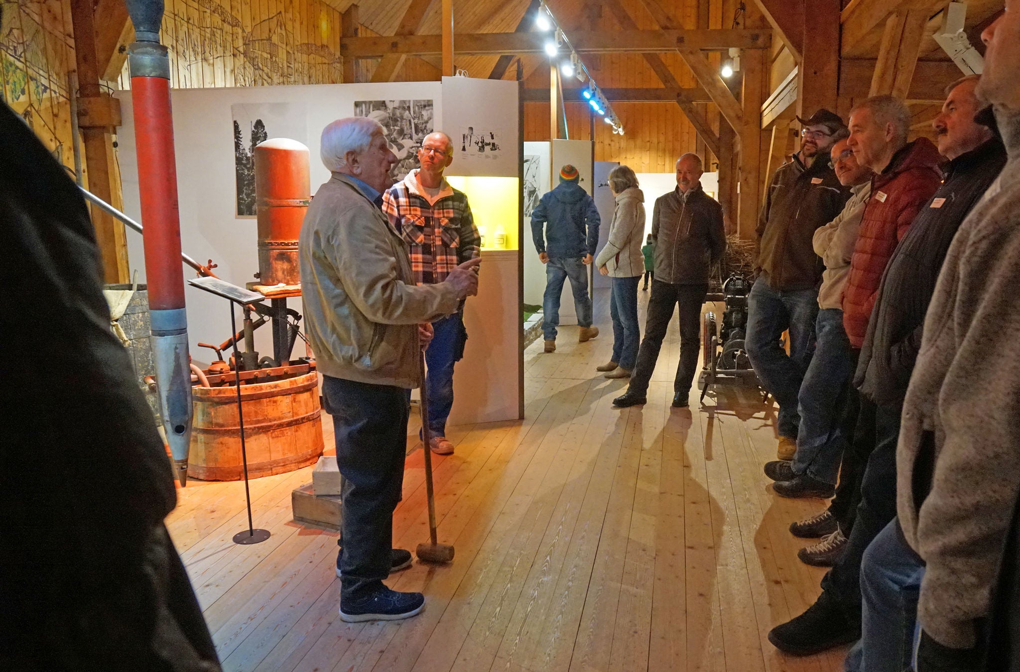 Gruppe auf einer Führung im Weinbaumuseum auf der Halbinsel Au