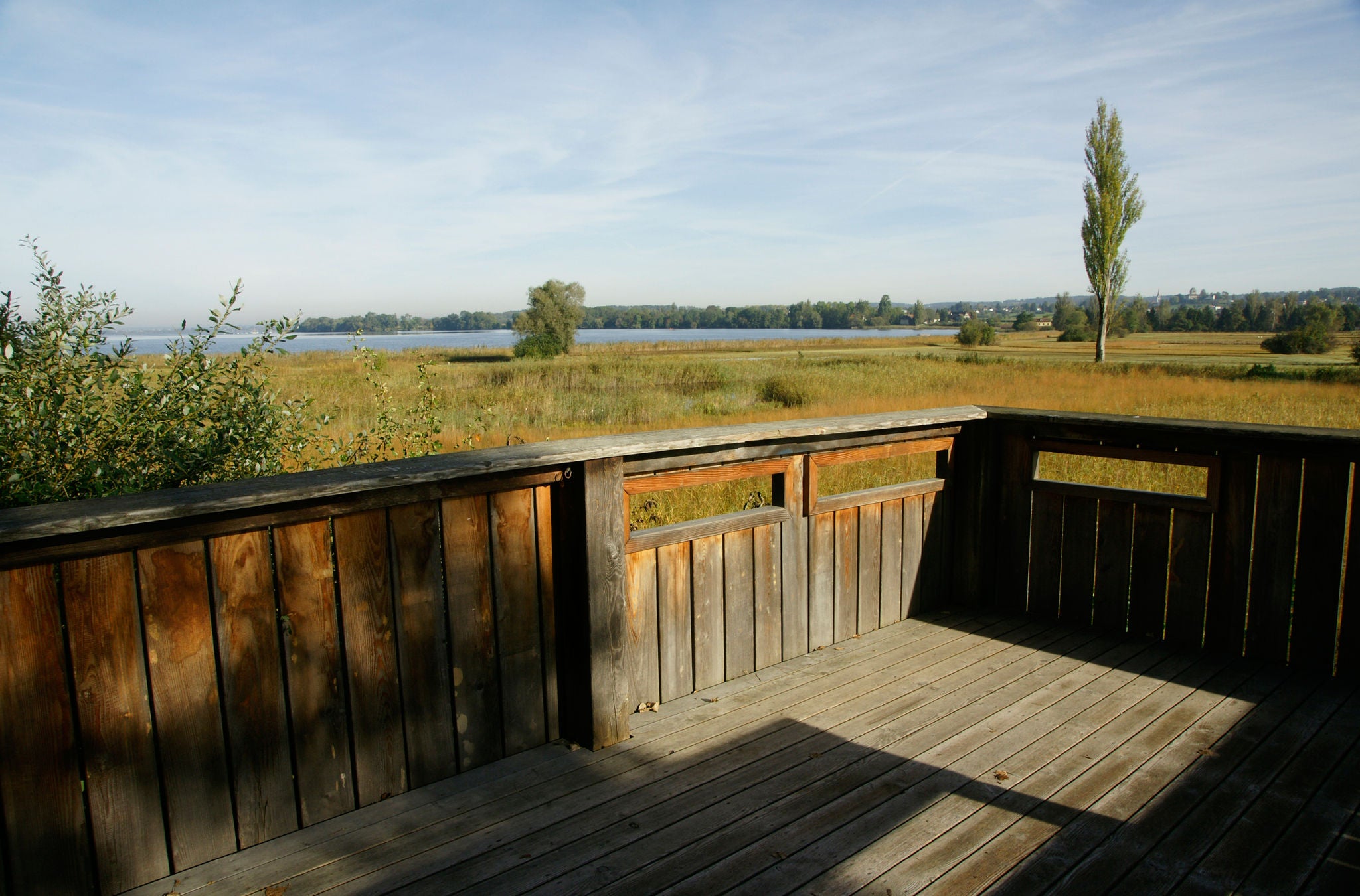 Aussicht von einer Plattform auf den See