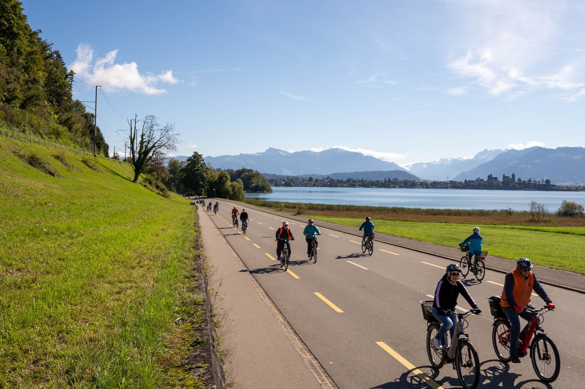 Velofahrer auf Strasse