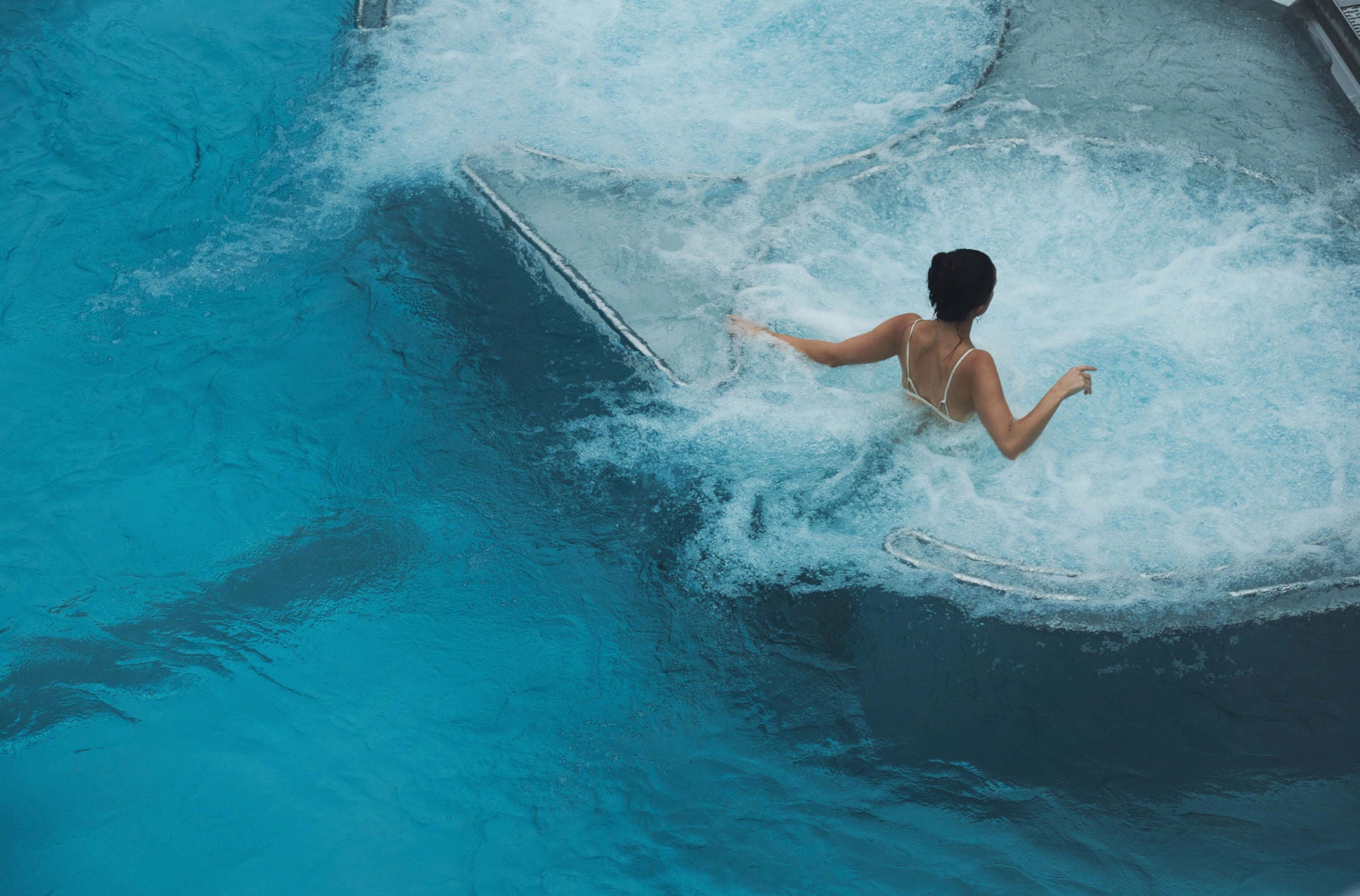 Eine Frau befindet sich im Sprudelbad der Therme Zurzach