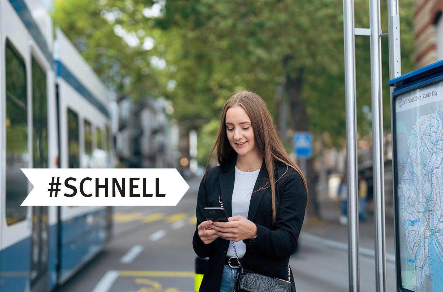 Frau löst checkt vor dem Einsteigen ins Tram in der ZVV-App ein