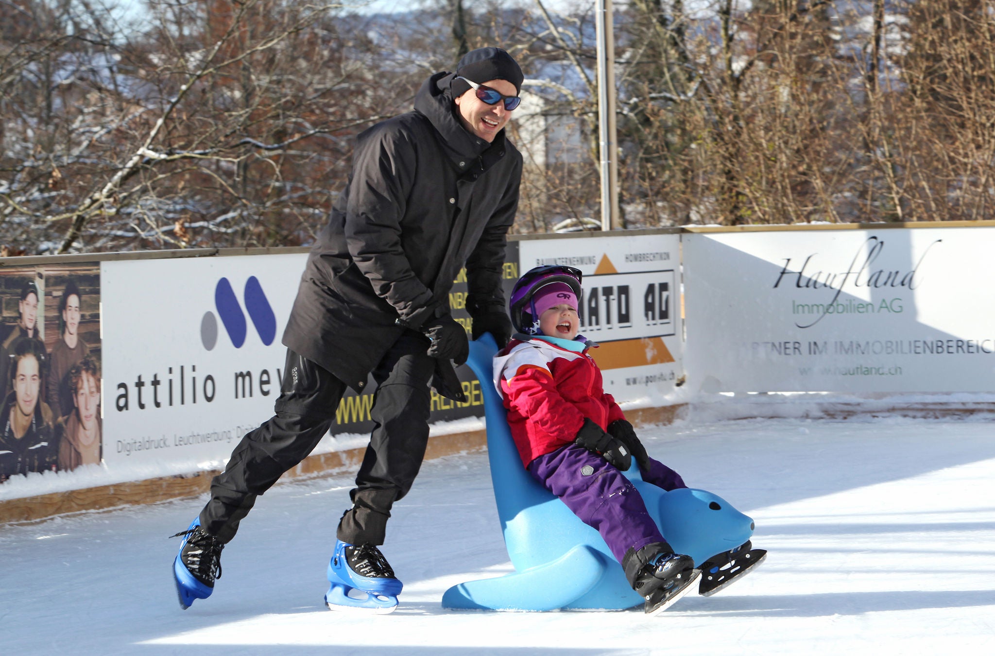 Vater mit Kind auf der Schloss-Eisbahn in Grüningen