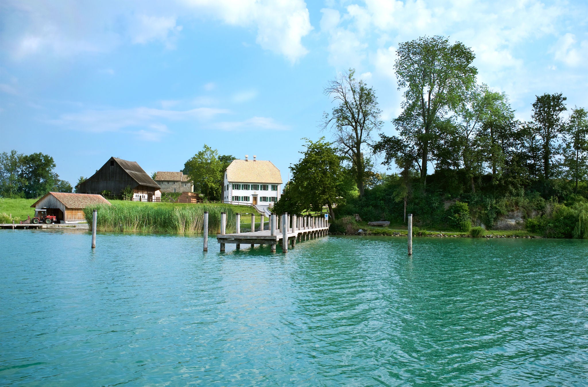 Blick vom See auf den Steg und die Insel Ufenau vor Rapperswil