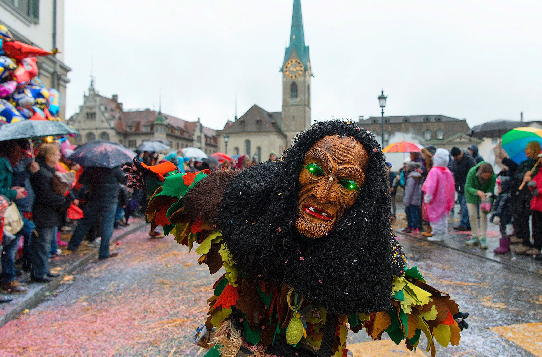 Verkleidete Person an der Fasnacht in der Stadt Zürich.