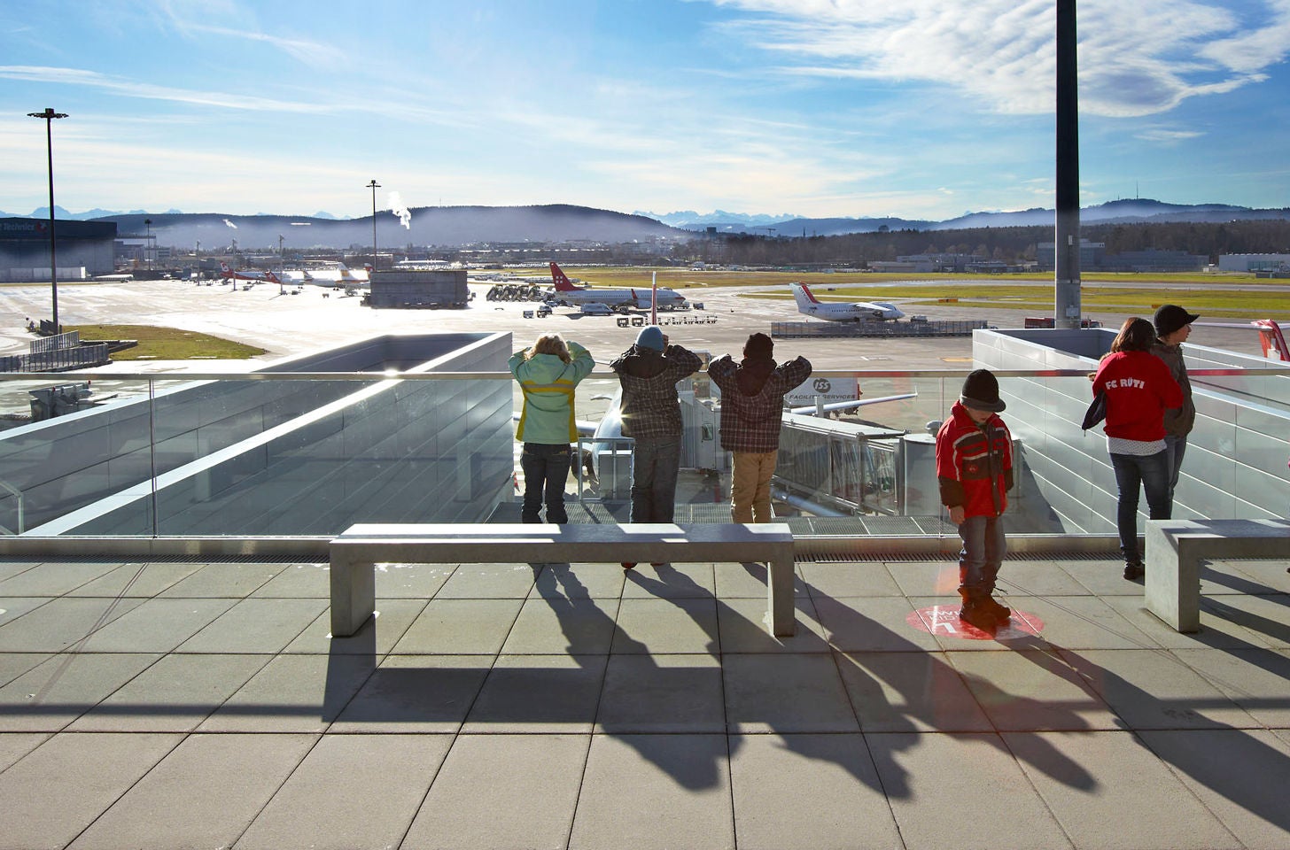 Kinder auf der Zuschauerterrasse vom Flughafen Zürich. 