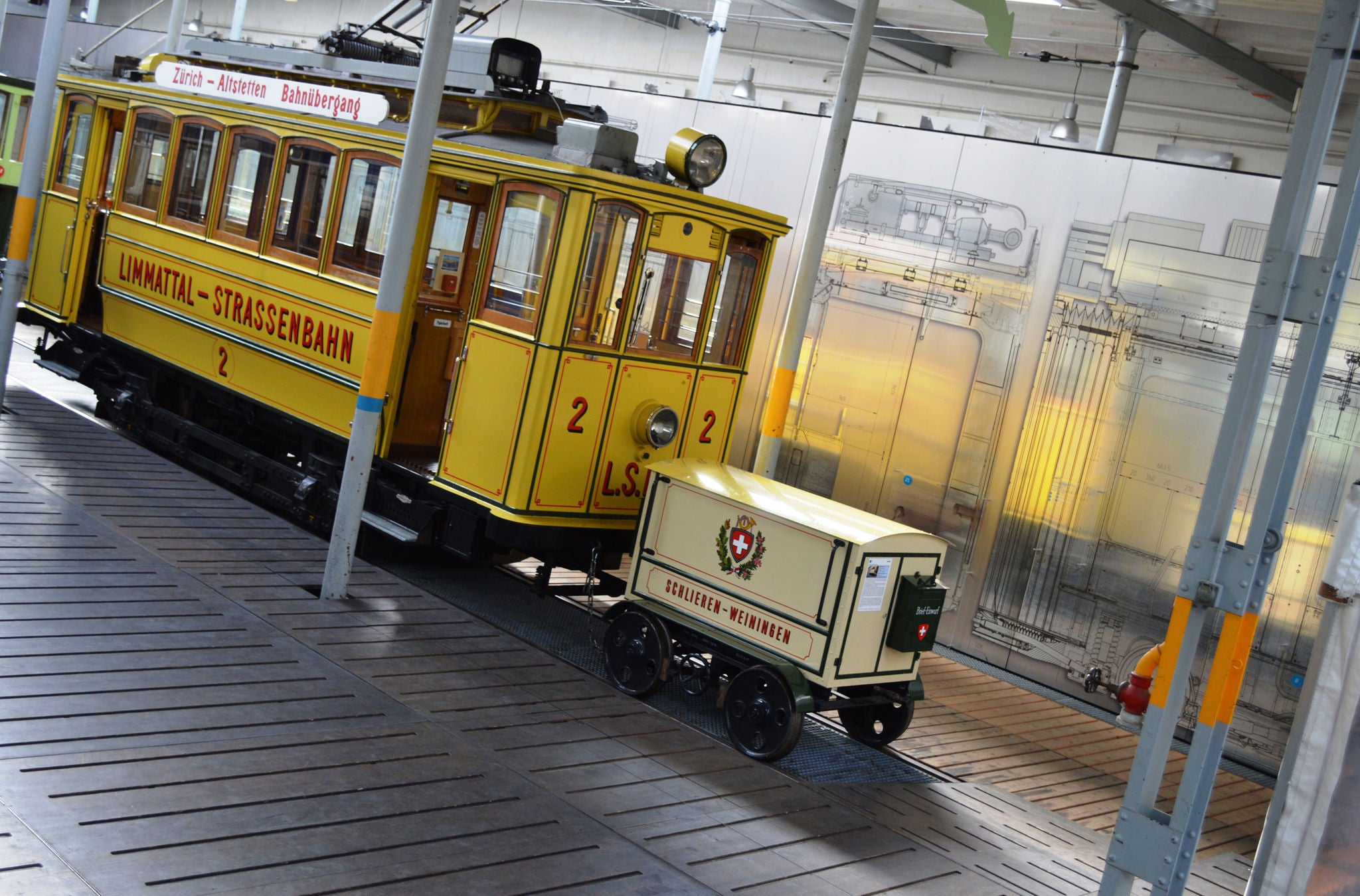 Alte gelbe Limattal Strassenbahn mit kleinem Anhänger