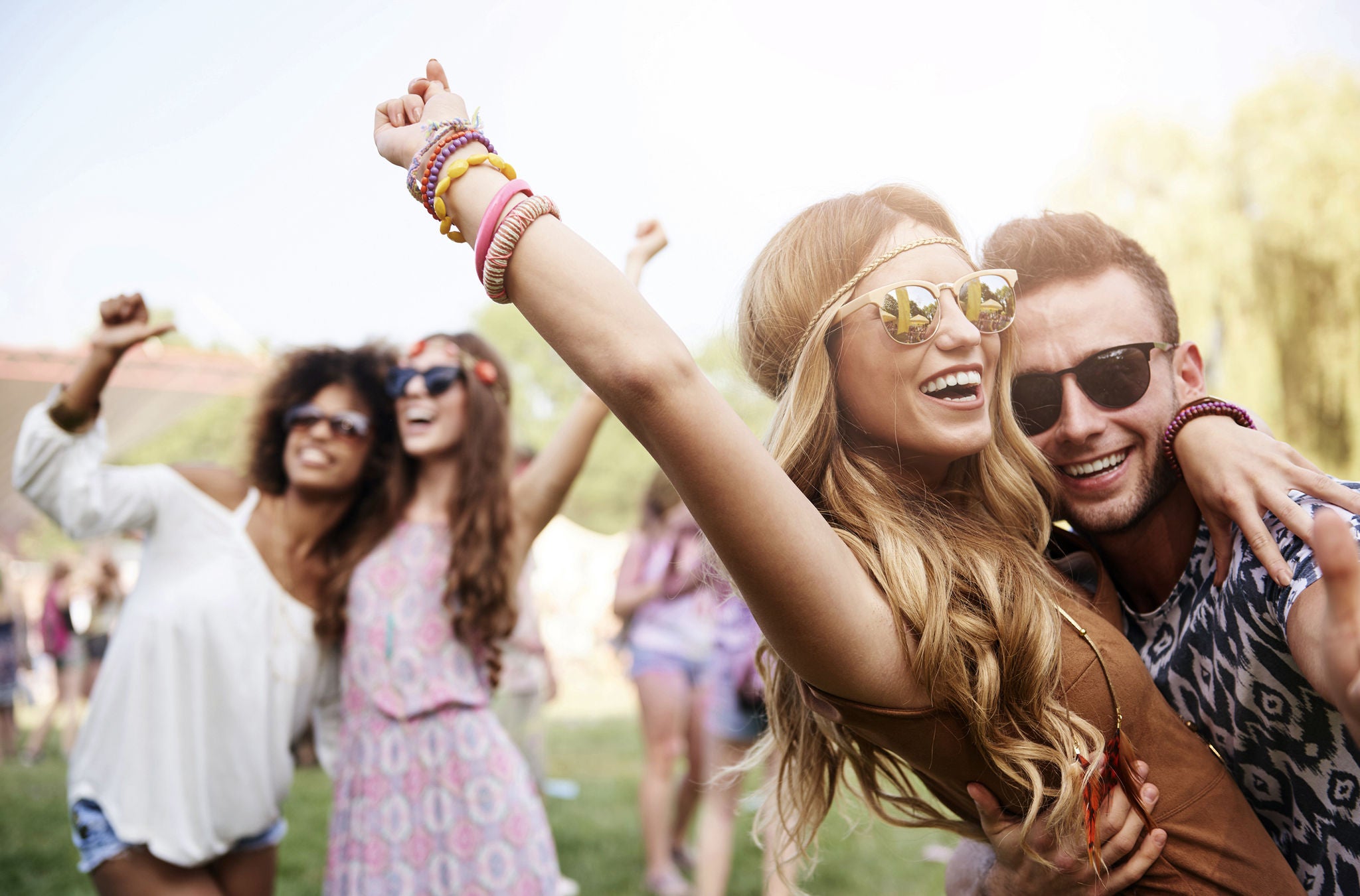 Ein Paar geniesst den Festival-Sommer im ZVV