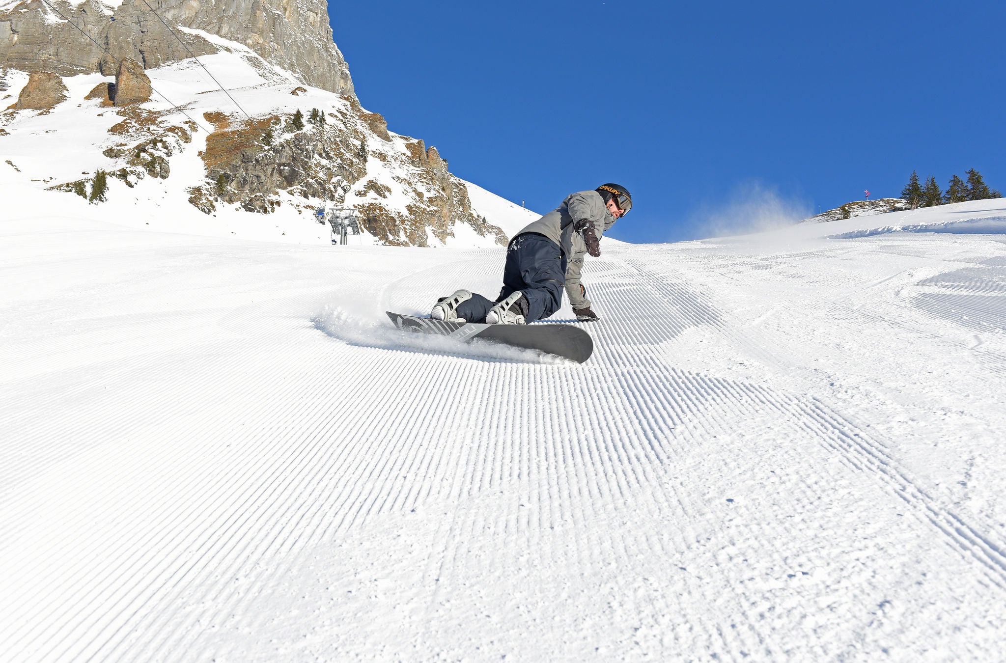 Snowboarder auf der Piste in Braunwald