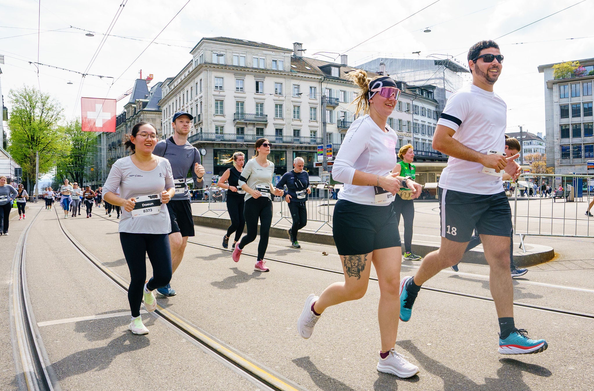 Läufer rennen am Paradeplatz vorbei