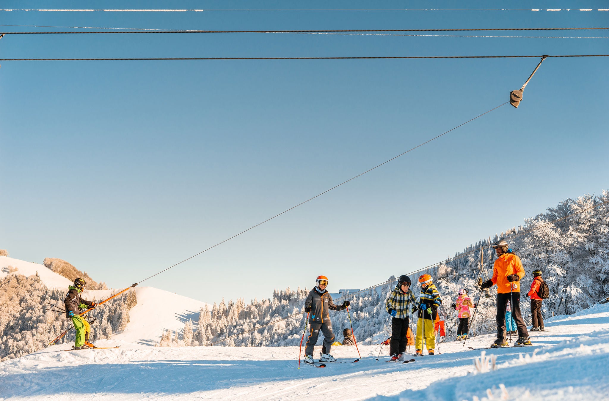 Kinder stehen am Skilift auf dem Atzmännig.