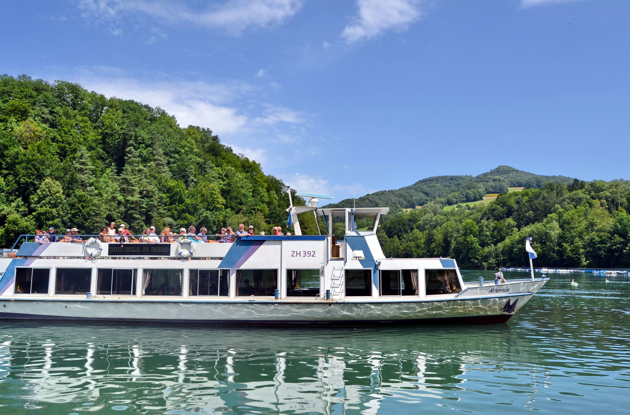 Das Schiff ZH 392 auf dem Rhein mit vielen Passagieren auf dem Deck