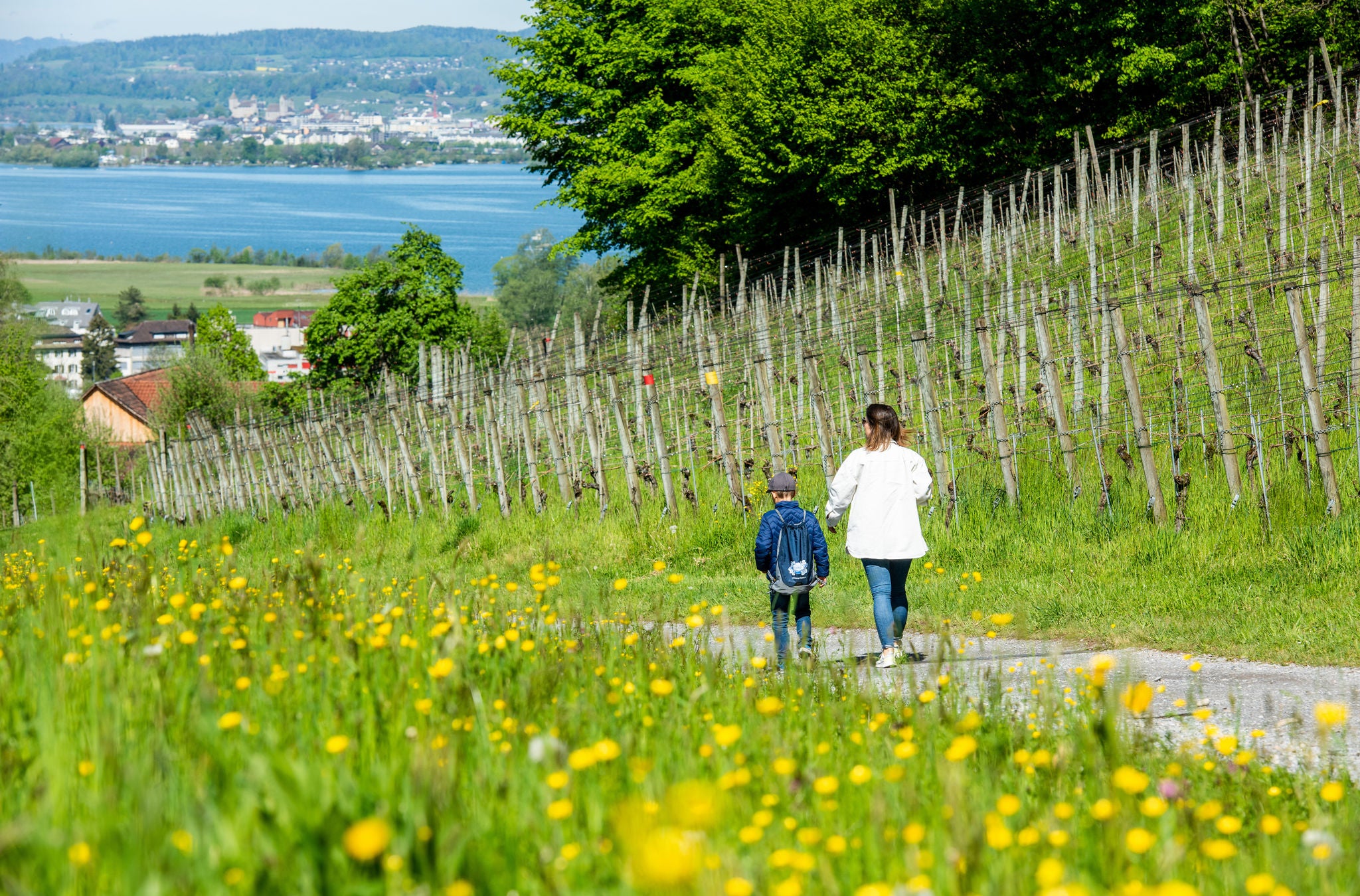 Frau und Kind bewandern den Erlebnisweg Obersee und geniessen die Aussicht.