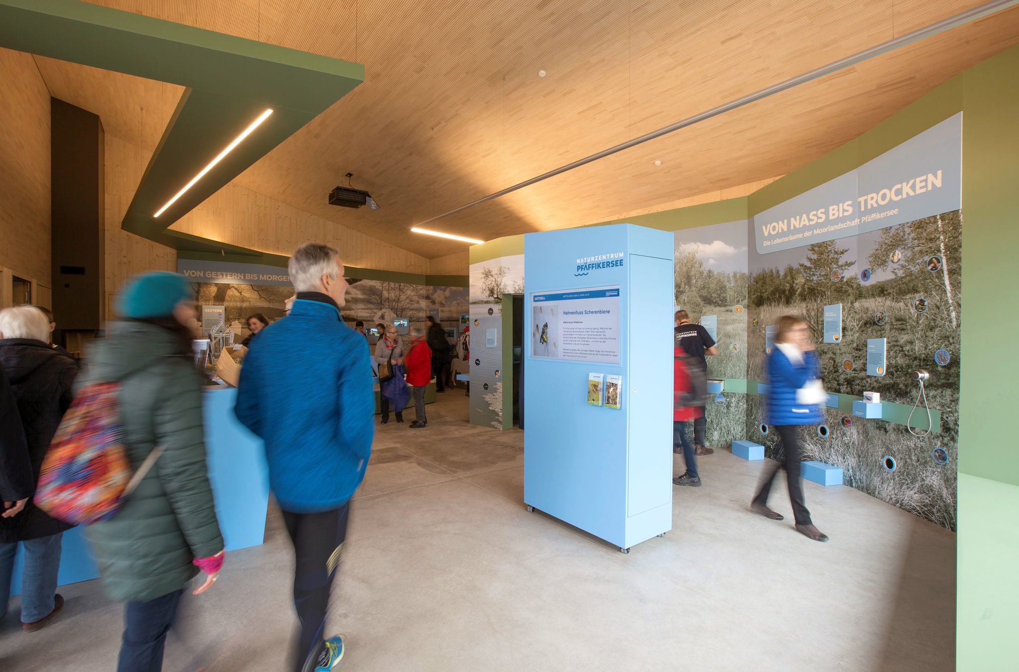 Besucher im Gebäude des Naturzentrums Pfäffikersee in Pfäffikon ZH