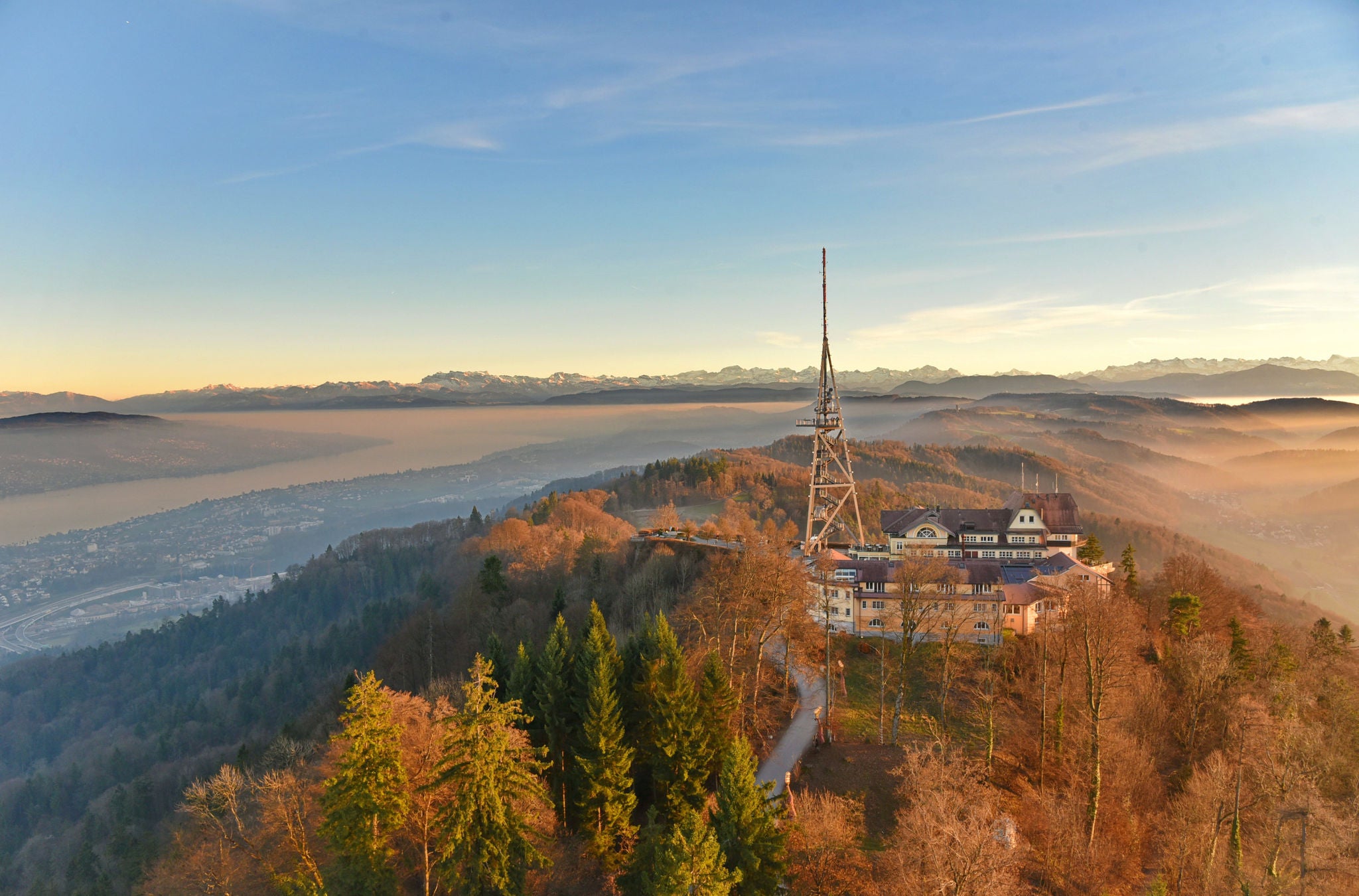 Das Hotel UTO KULM auf dem Uetliberg bei Sonnenuntergang.