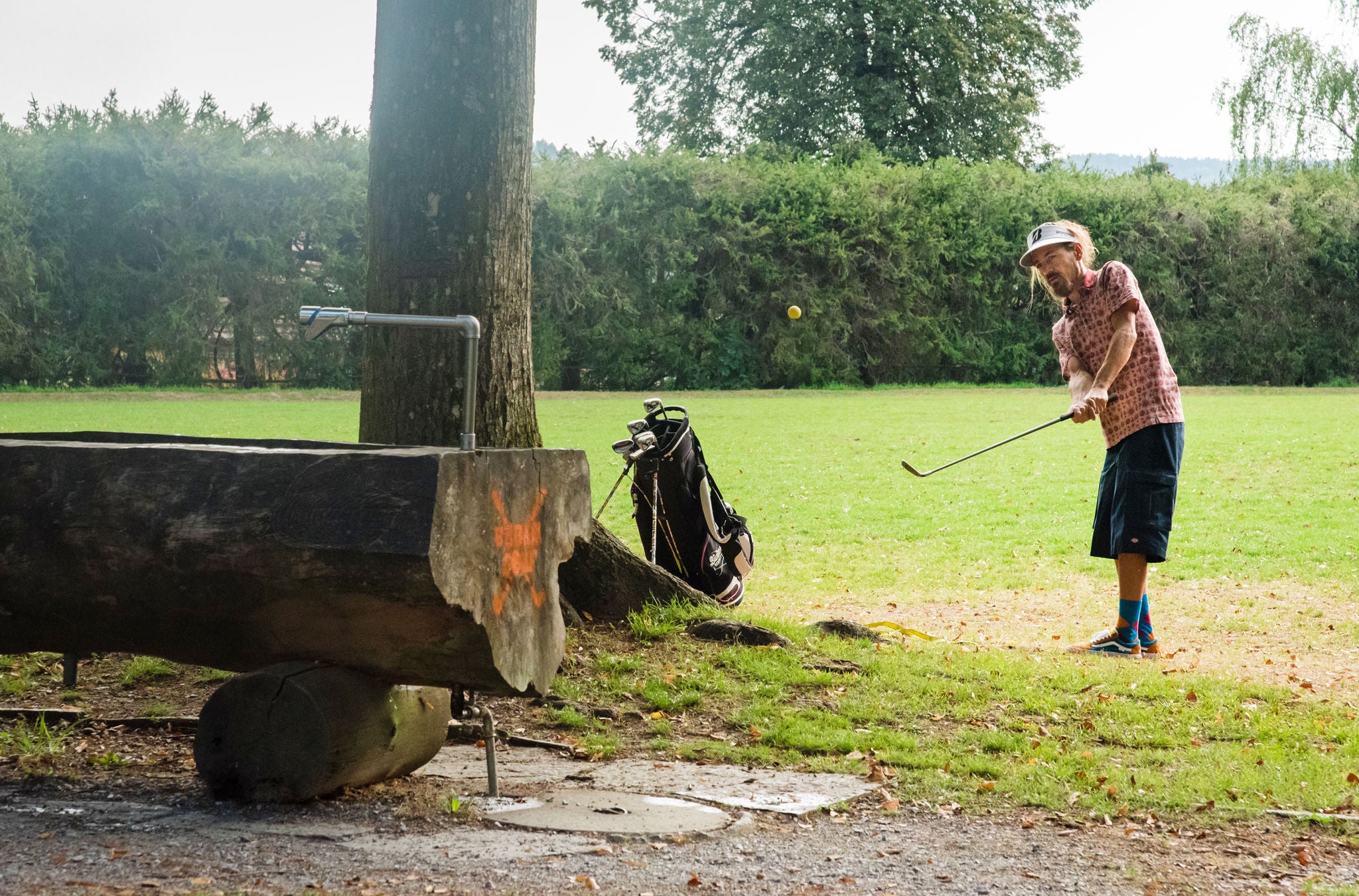 Der Instruktor vom Urban Golf Parcours Winterthur bei einem Abschlag