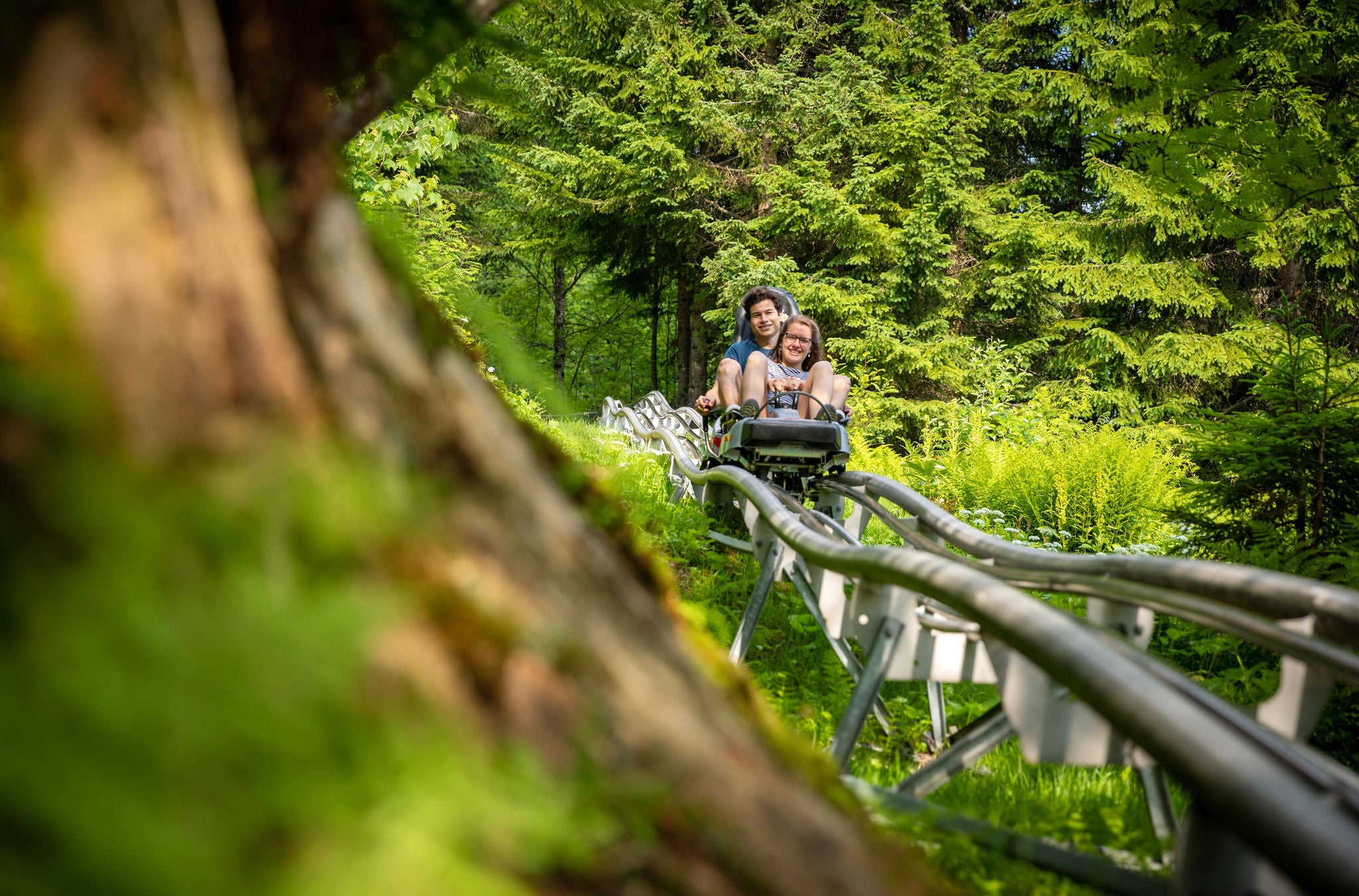 Frau und Mann auf der Rodelbahn auf dem Flumserberg