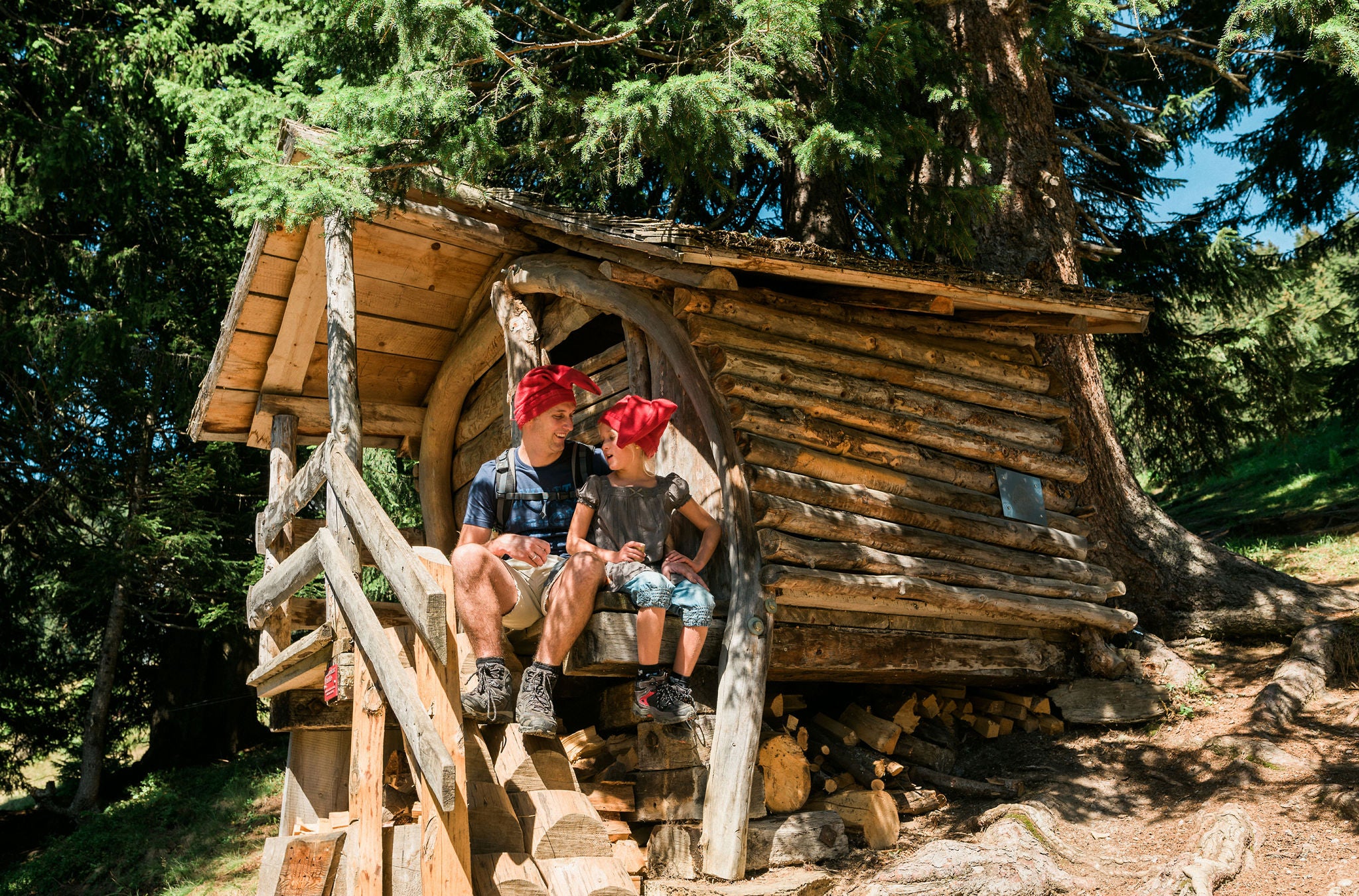 Vater mit Tochter auf dem Zwerg-Bartli-Erlebnisweg in Braunwald im Sommer