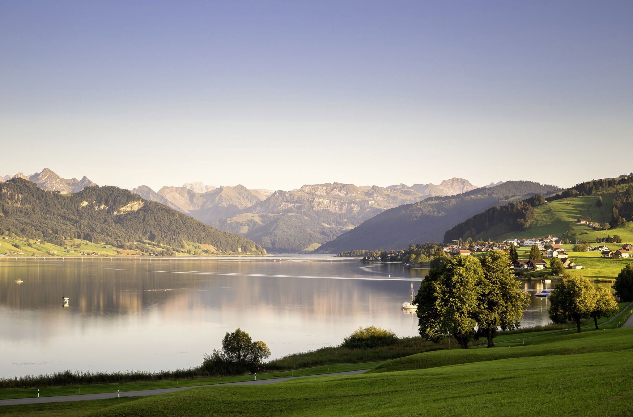 Aussicht auf den Sihlsee mit Bergen im Hintegrund