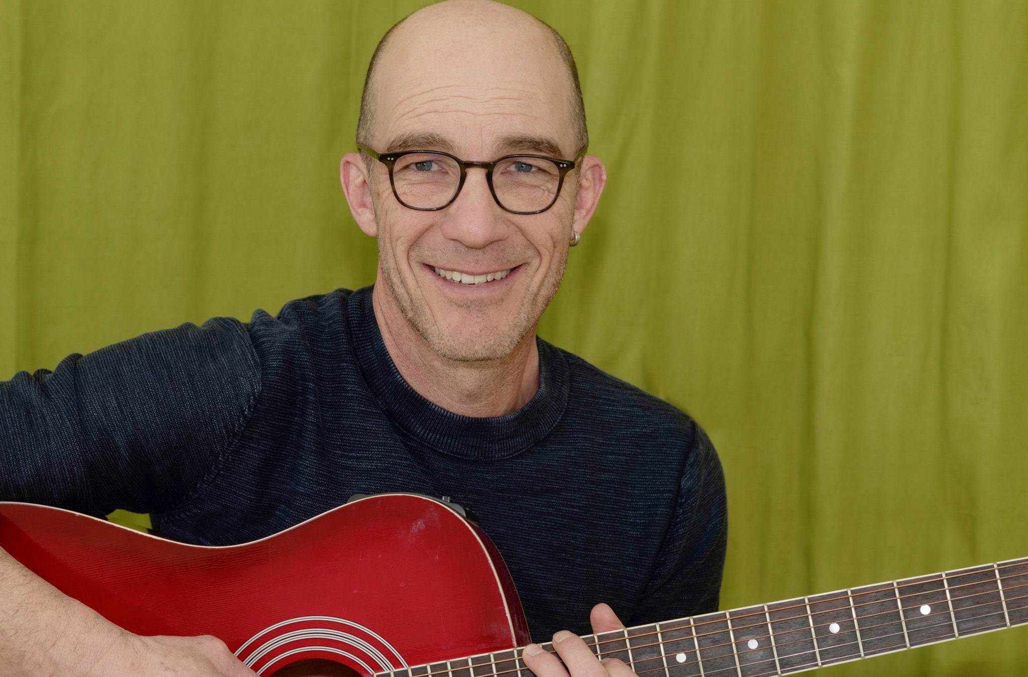 Kinderliedermacher Andrew Bond mit seiner Gitarre.