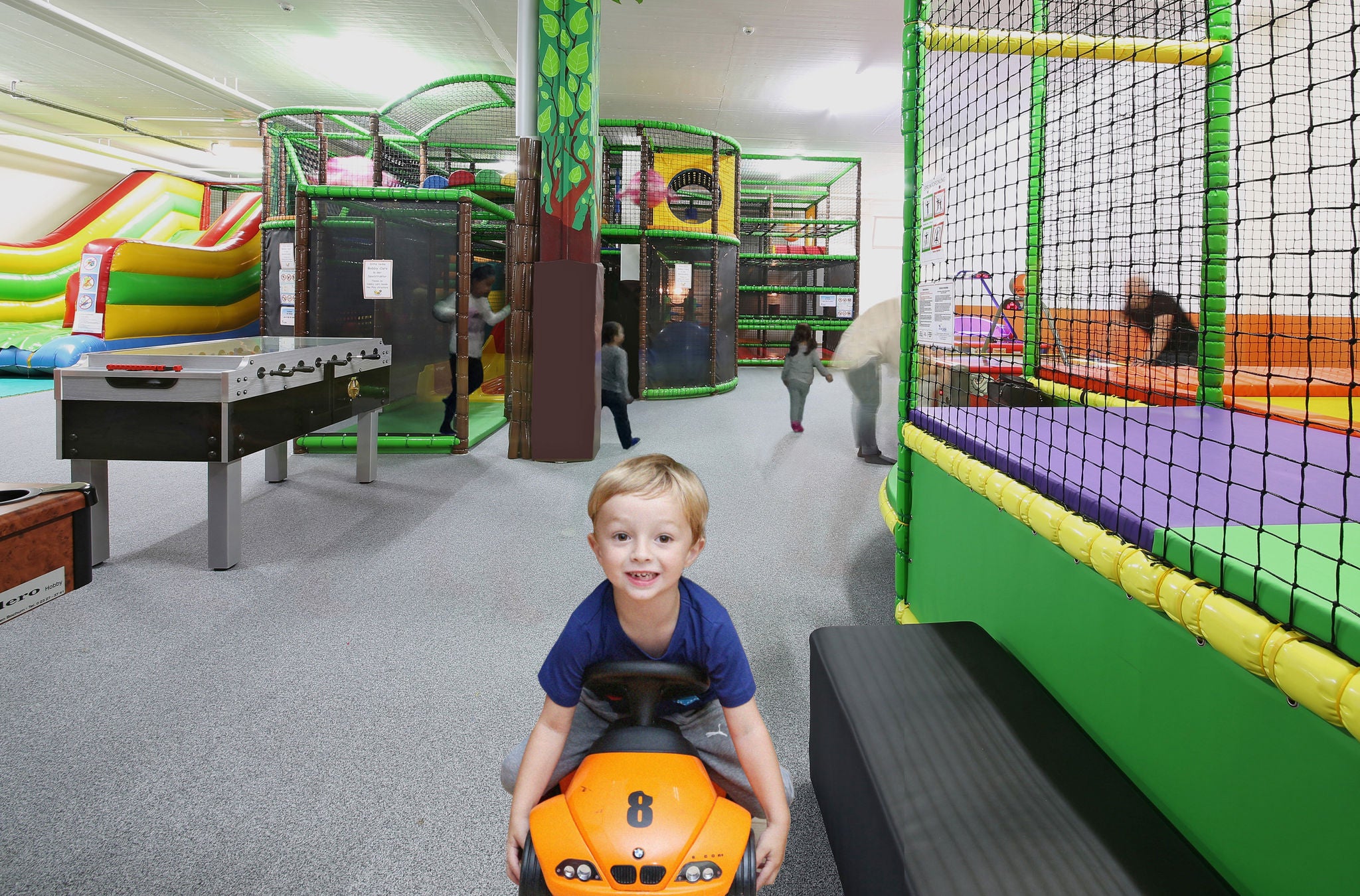 Kleiner Junge auf einem Spielzeugauto auf dem Indoor-Spielplatz Paradisimo in Pfäffikon SZ