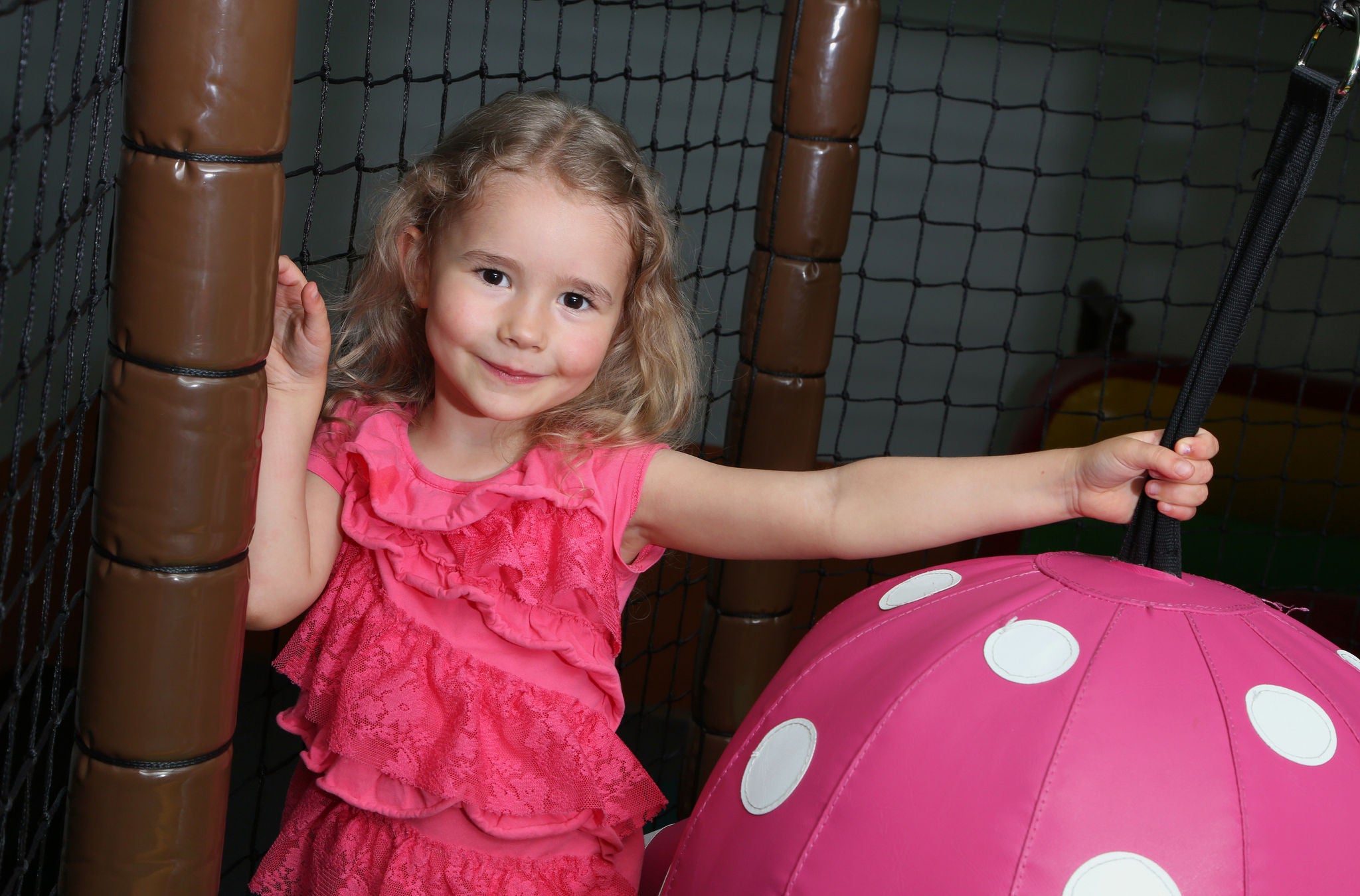 Mädchen auf dem Indoor-Spielplatz Paradisimo in Pfäffikon SZ