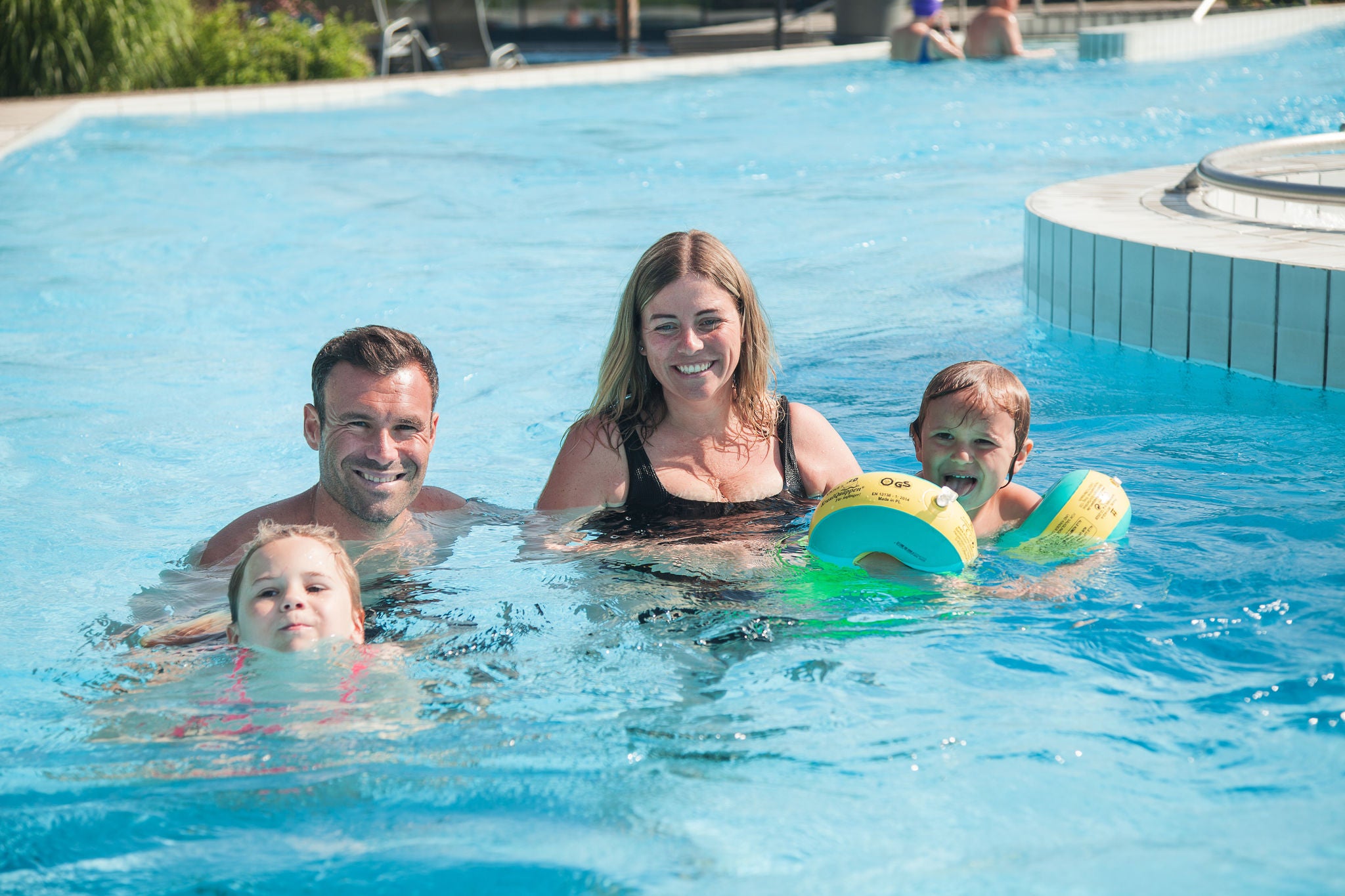 Familie im Aussenbad in der Therme Zurzach.