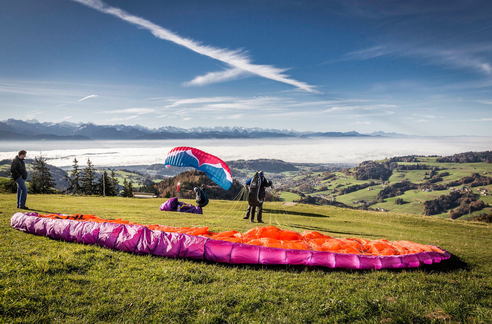 Gleitschirmflieger auf dem Wanderweg von Wald auf die Alp Scheidegg