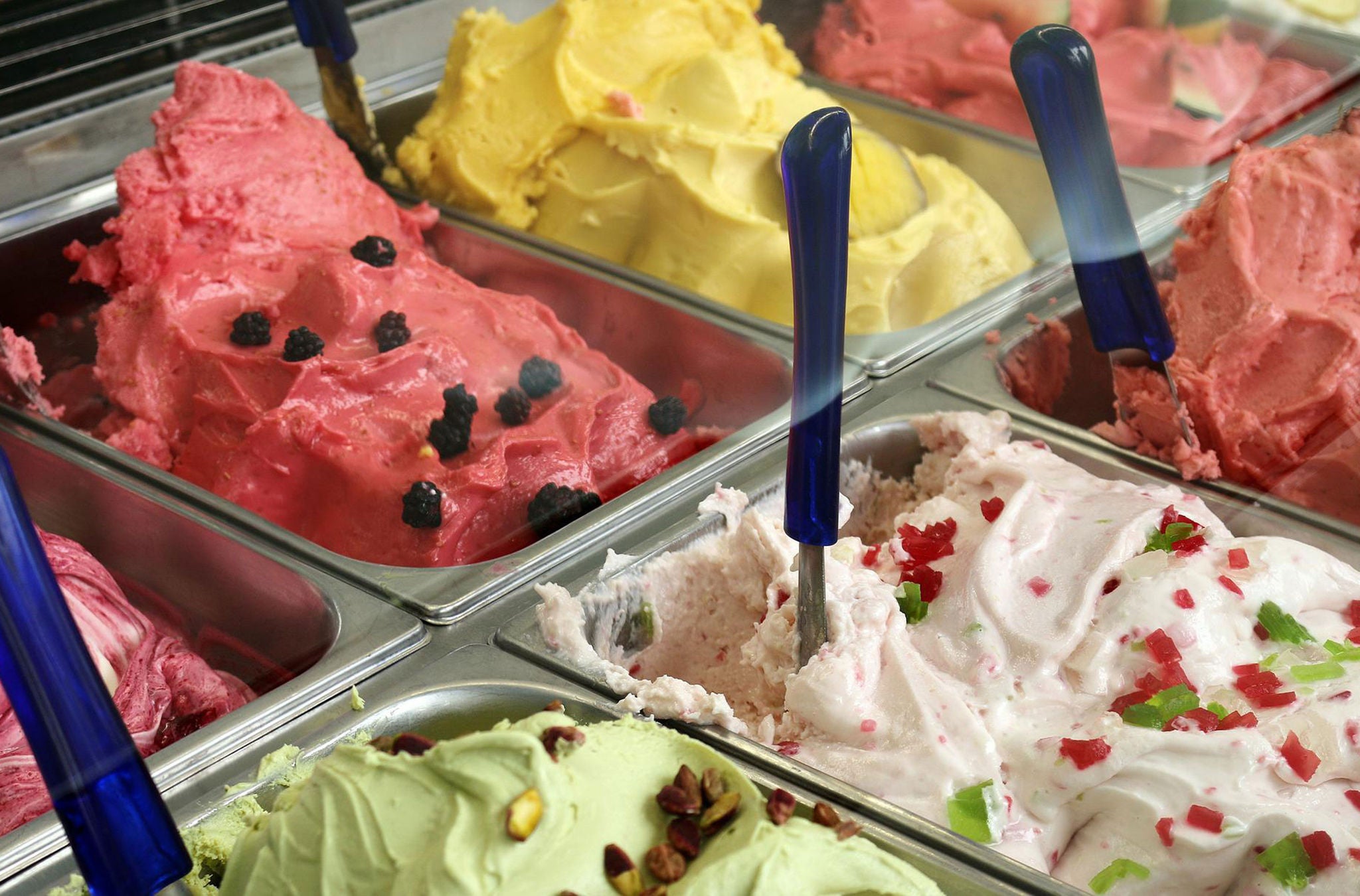 Ein Glacé-Buffet in einer Gelateria in Zürich.