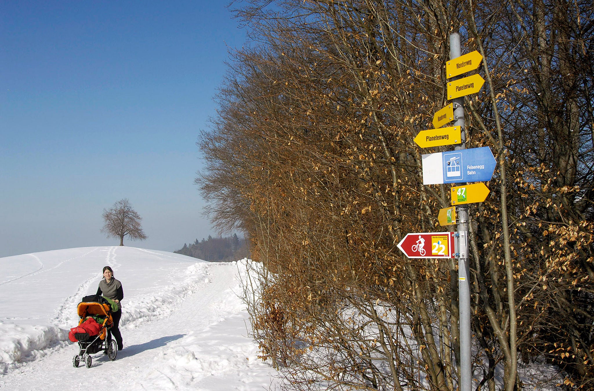 Pärchen wandert auf dem Planetenweg