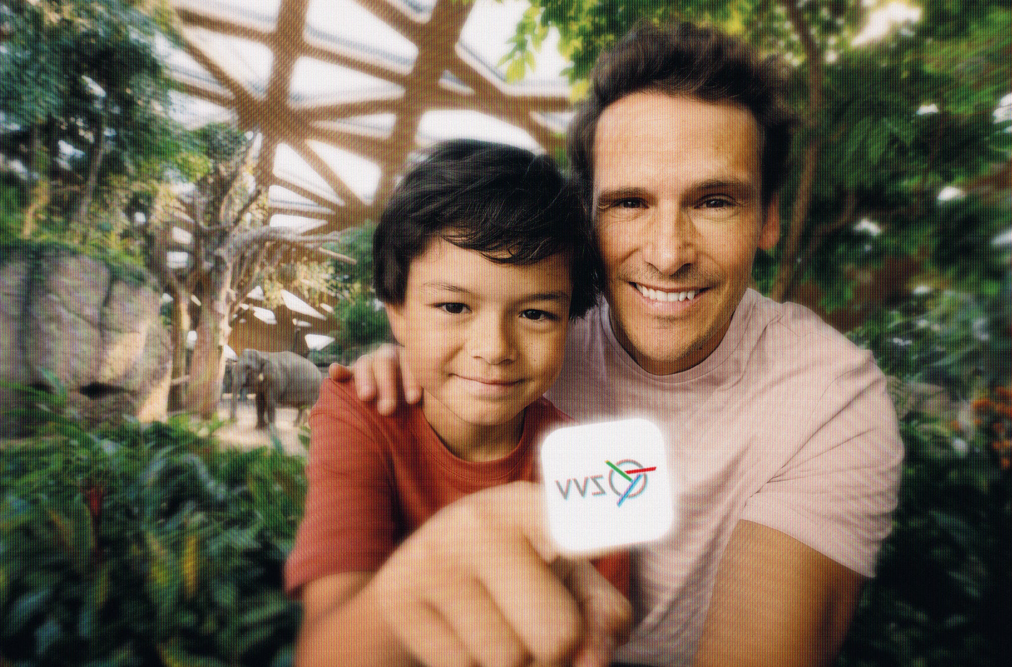 Vater mit Kind im Zoo mit der ZVV-App Ein Vater ist mit seinem Kind auf einem Tagesausflug im Zoo, mit dem 9-Uhr-Tagespass in der ZVV-App