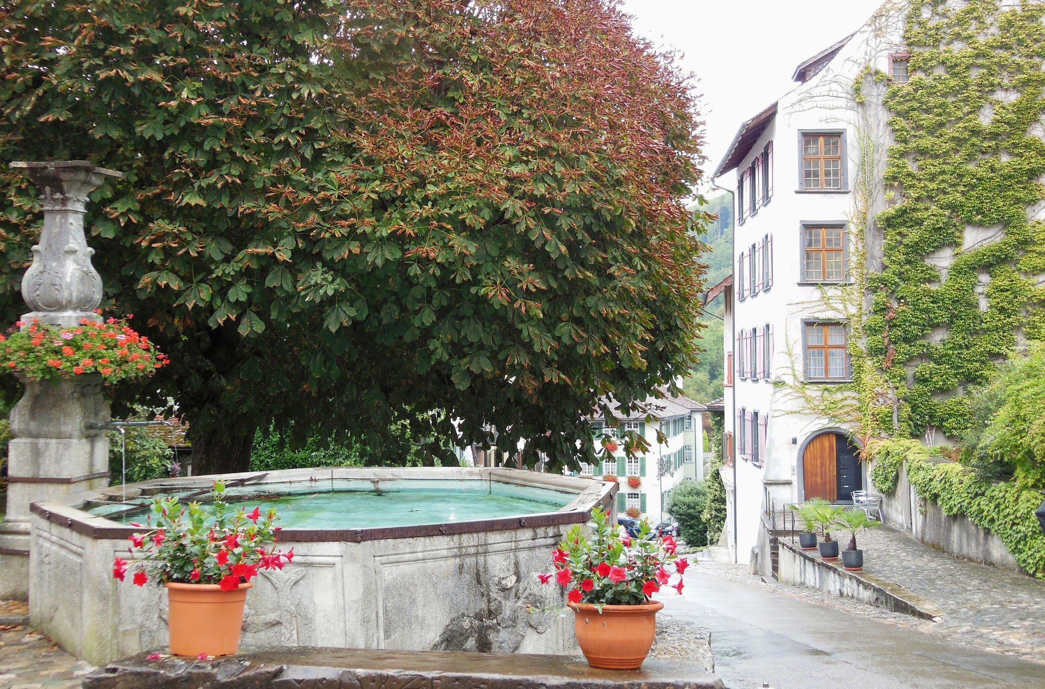 Brunnen auf dem Skulpturenweg am Rhein