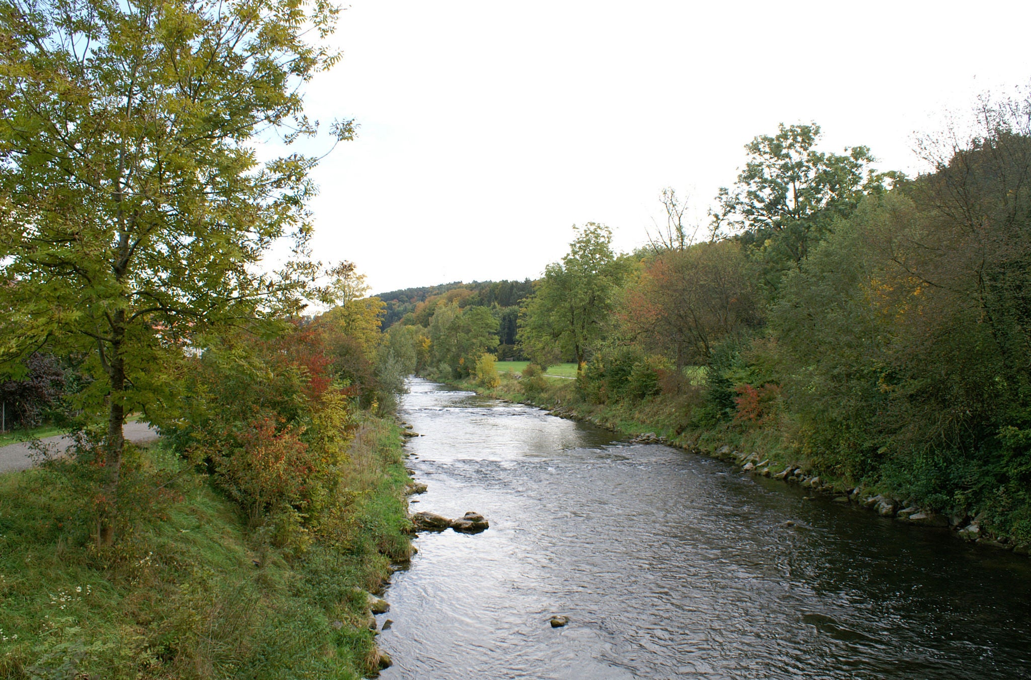 Gerader Fluss mit einem Weg nebendran