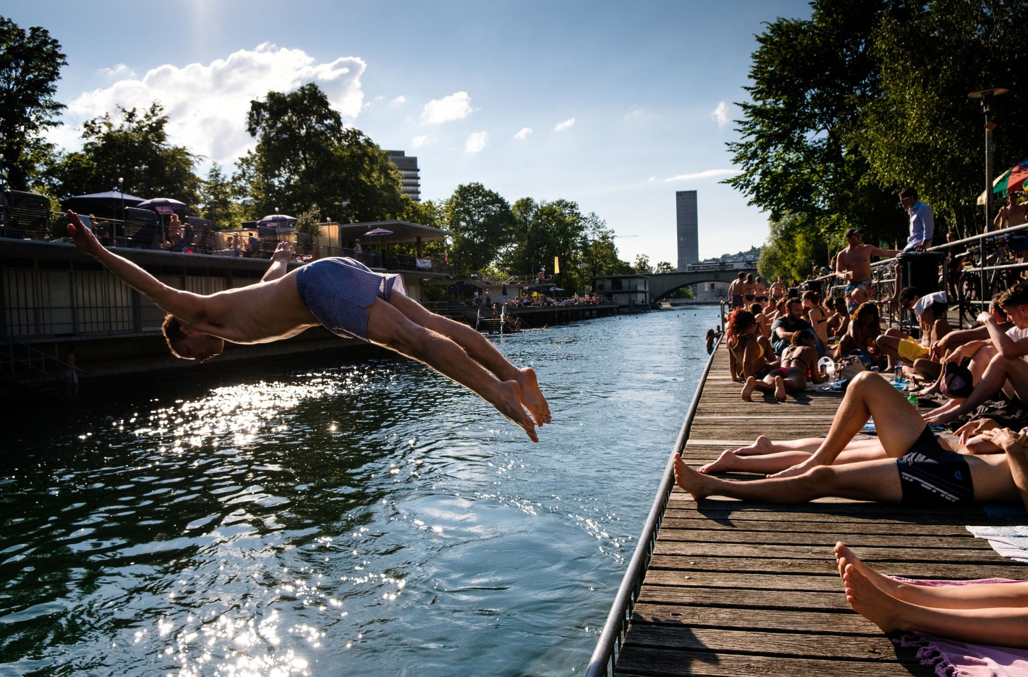 Mann springt vom Steg in die Limmat