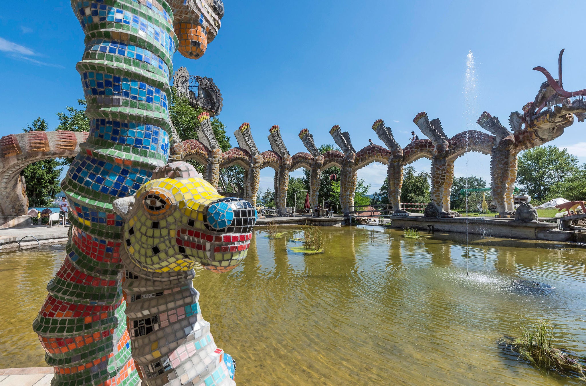 Der bunte Wassergarten im Bruno Weber Park