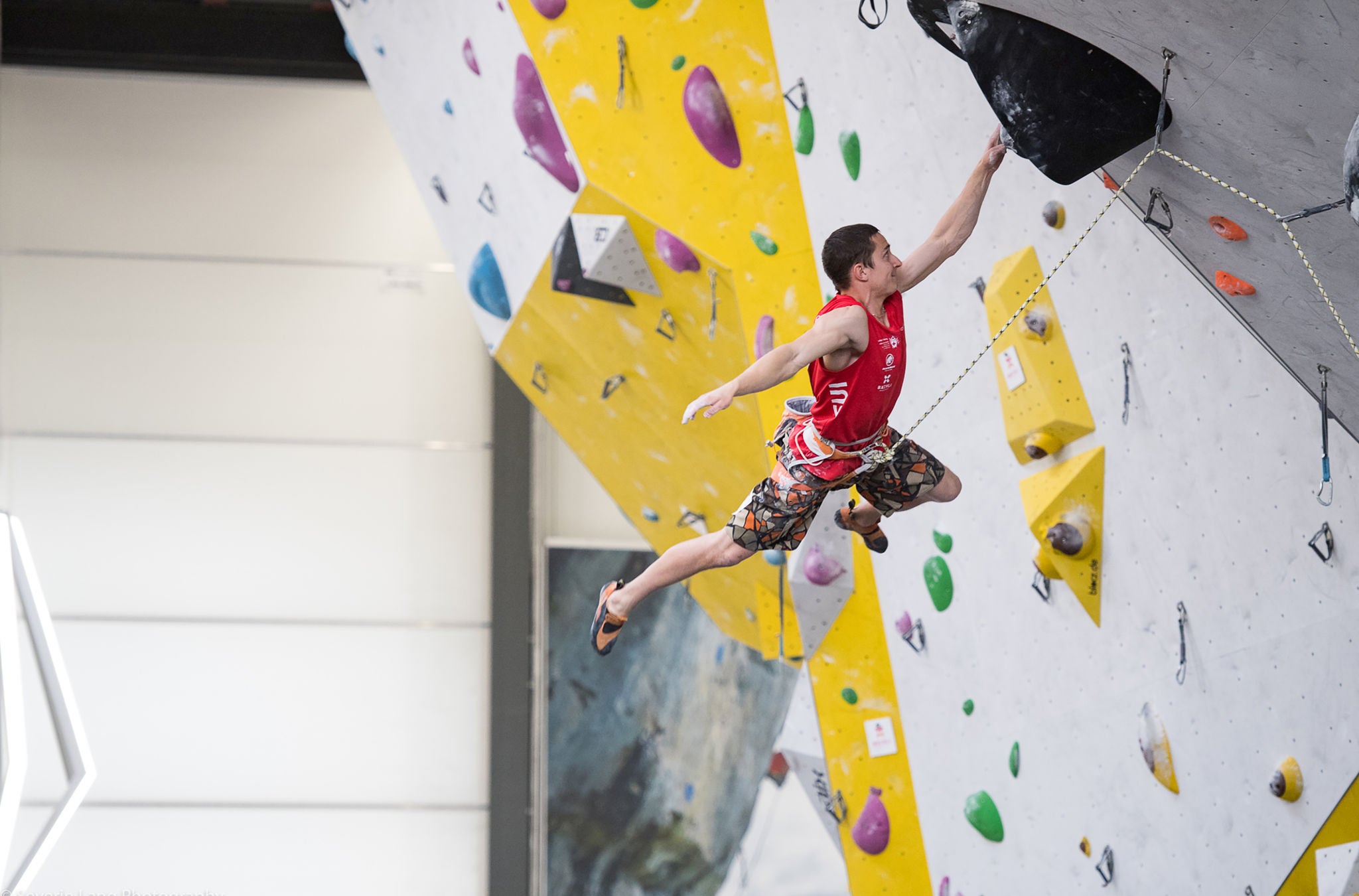 Mann am Klettern in der Griffig Kletterhalle Uster